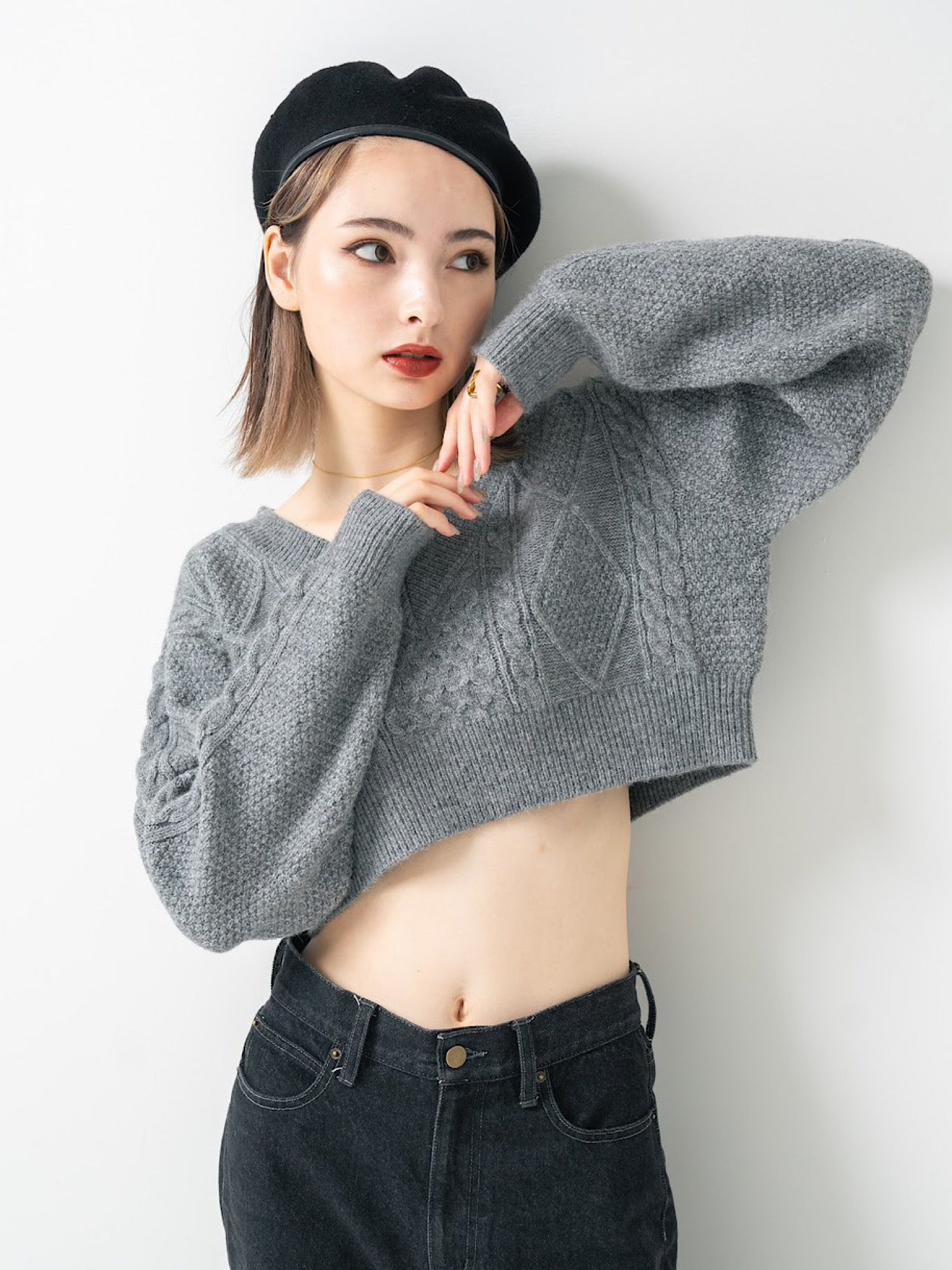 Bulky cable Vneck shrot knit