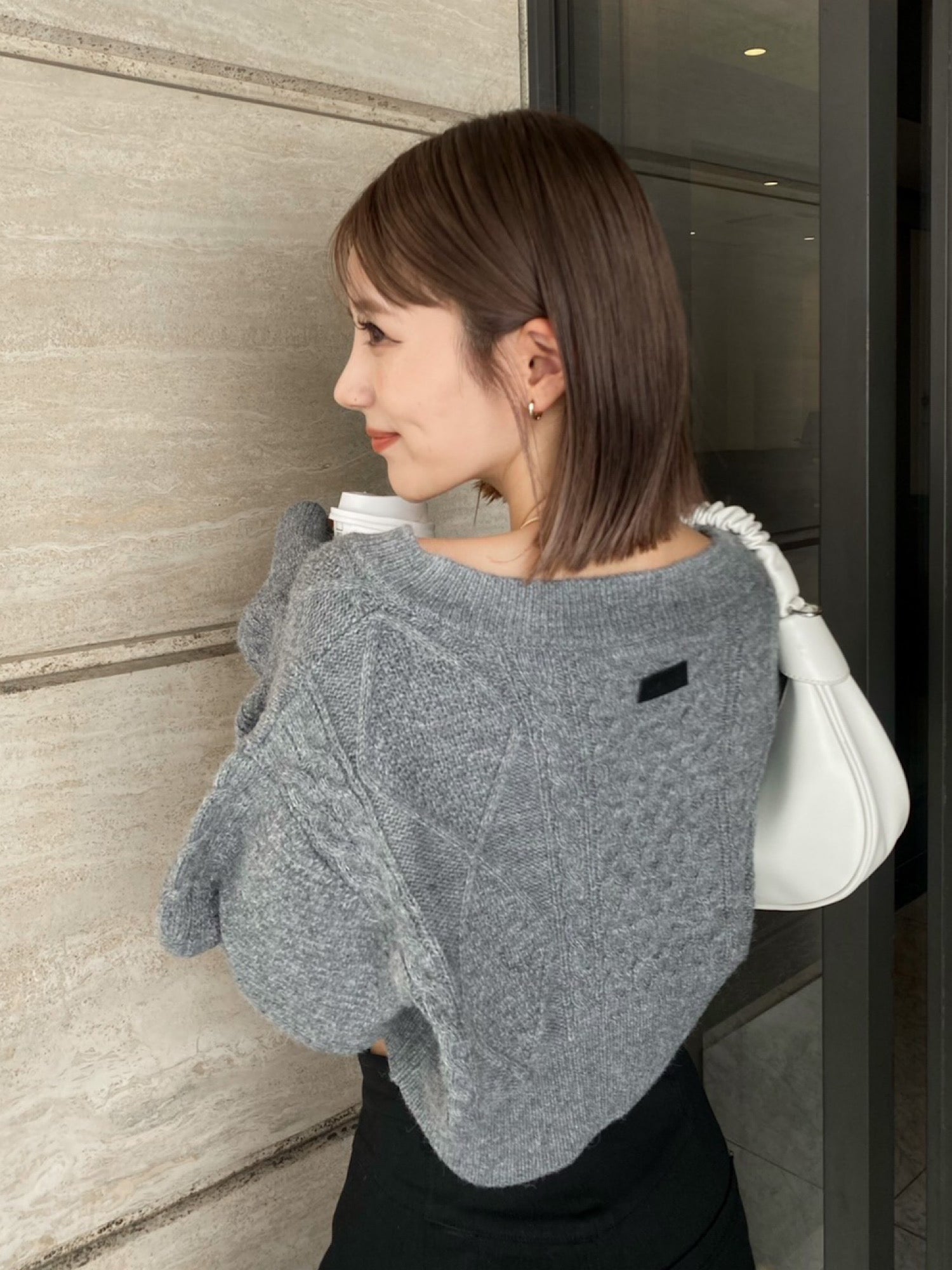 Bulky cable Vneck shrot knit