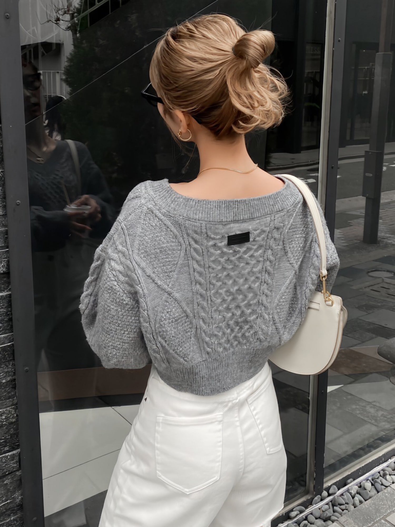 Bulky cable Vneck shrot knit