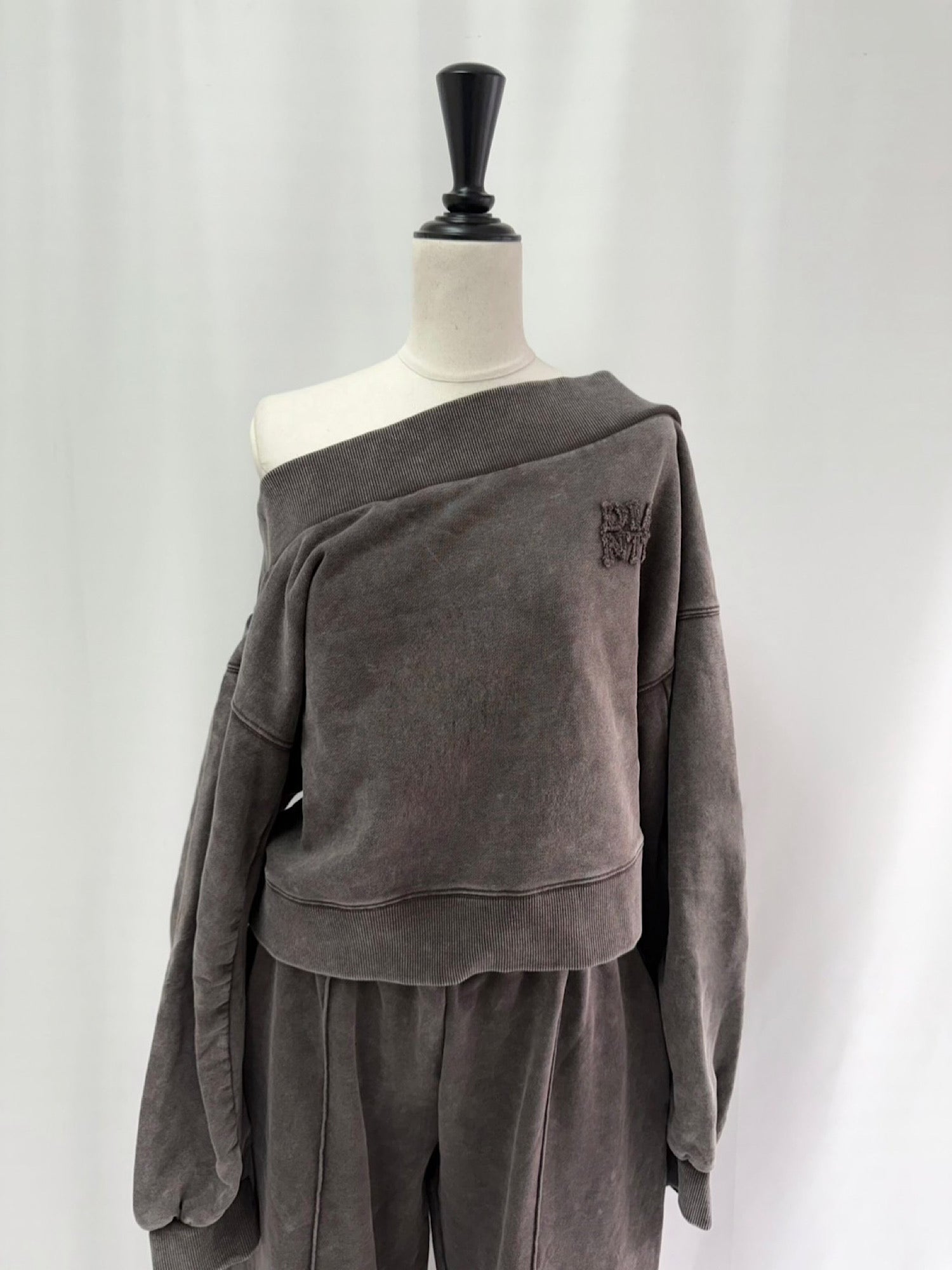 Overdye off-shoulder sweat tops