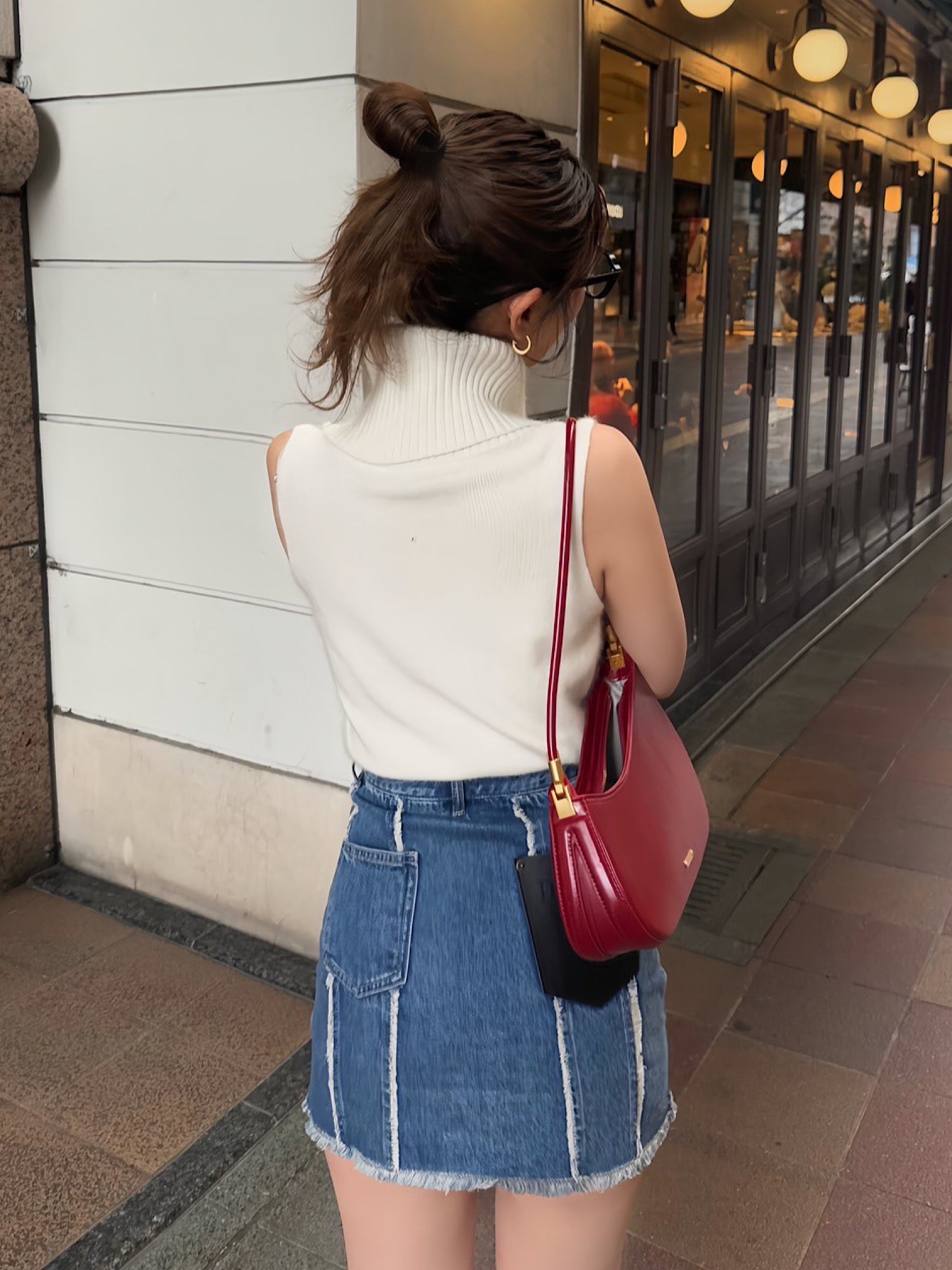 Accent logo curve shoulder bag
