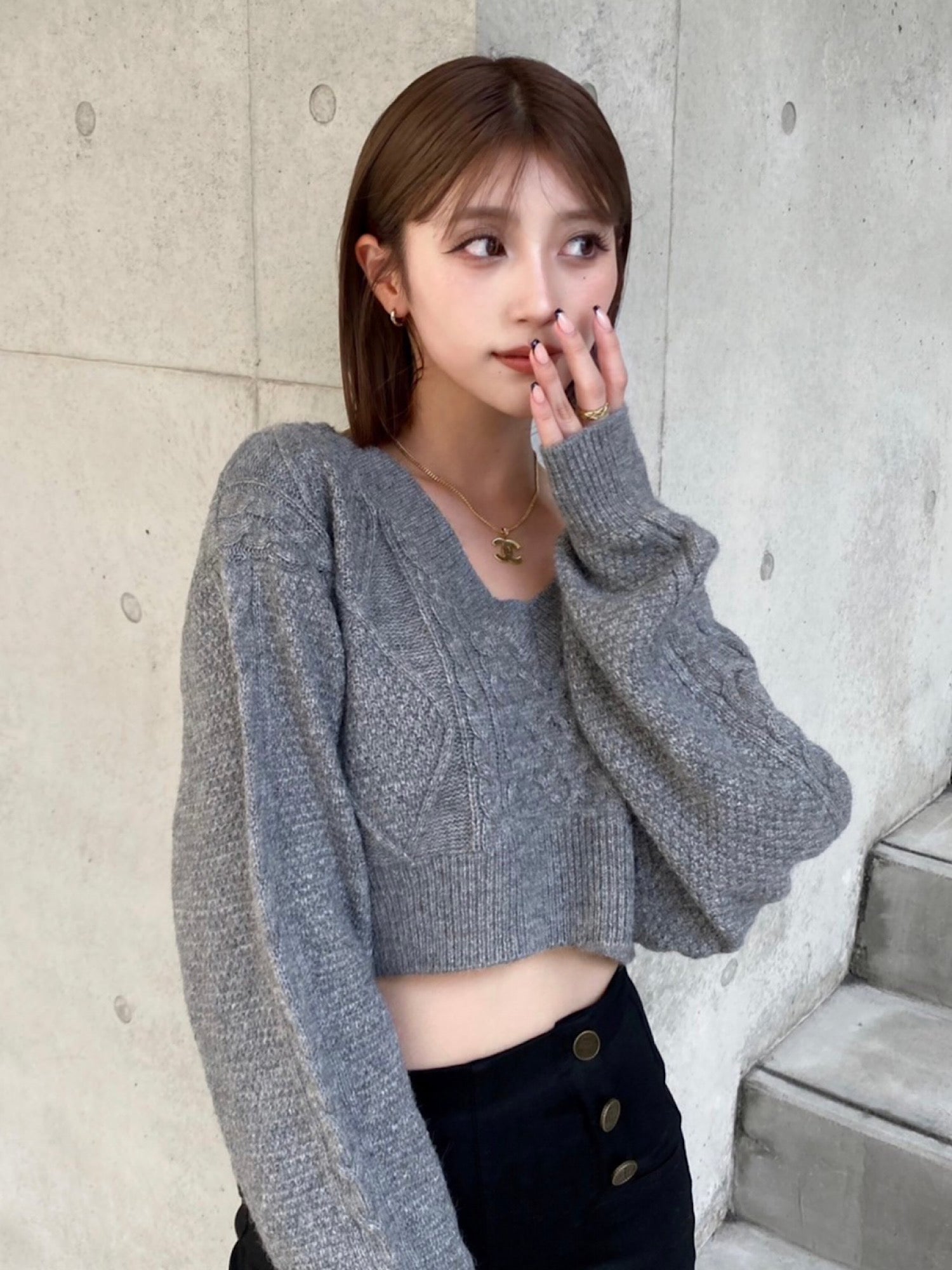 Bulky cable Vneck shrot knit