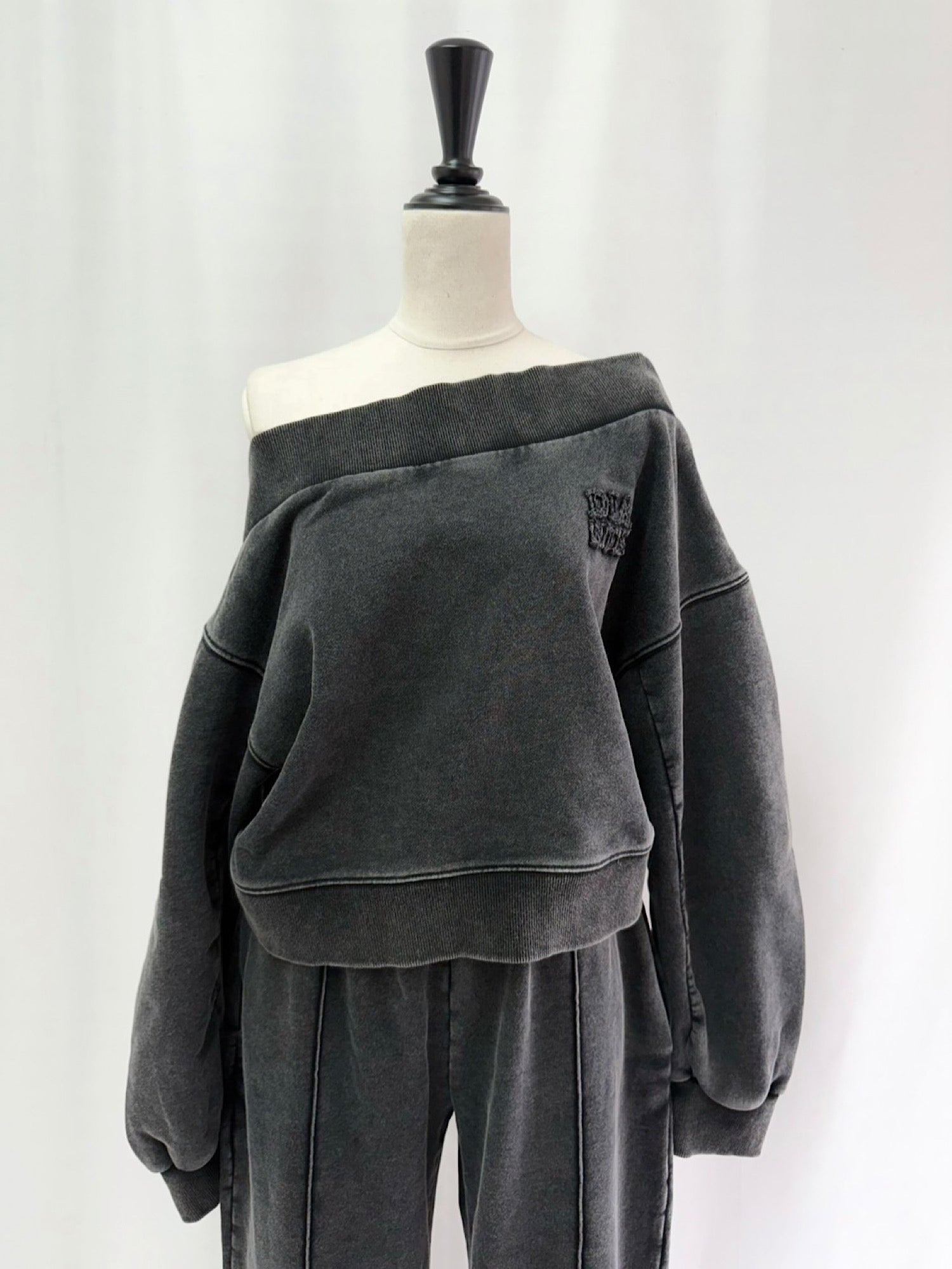 Overdye off-shoulder sweat tops