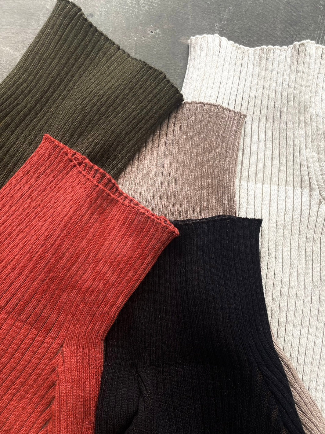 Multi color stand neck rib knit