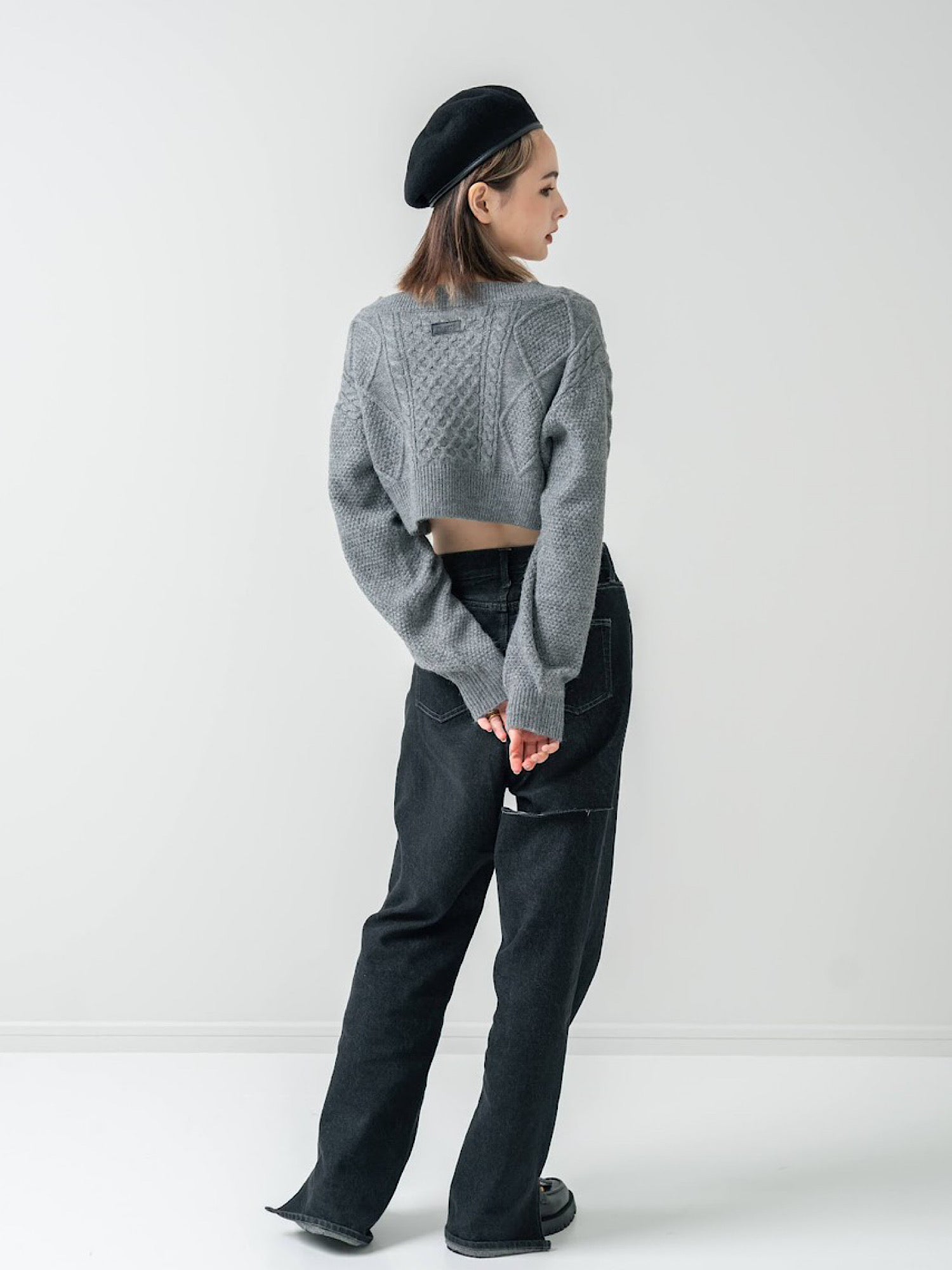 Bulky cable Vneck shrot knit