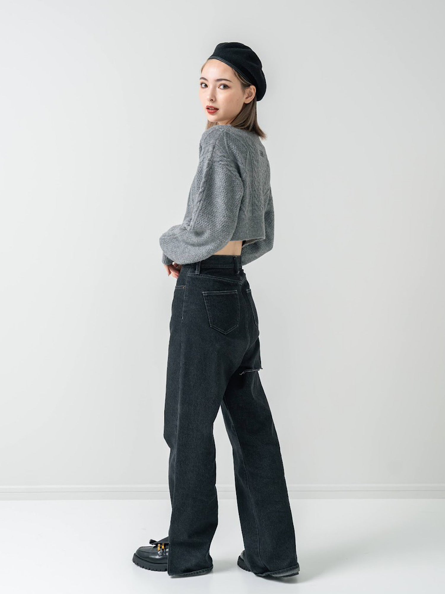 Bulky cable Vneck shrot knit