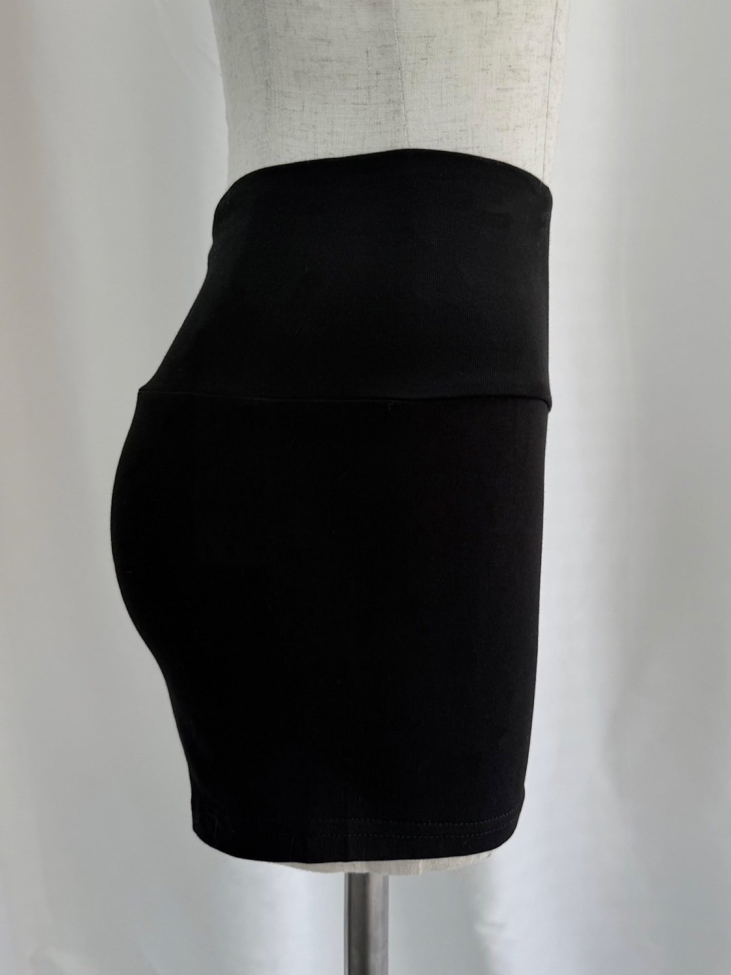 Minimal compact shorts