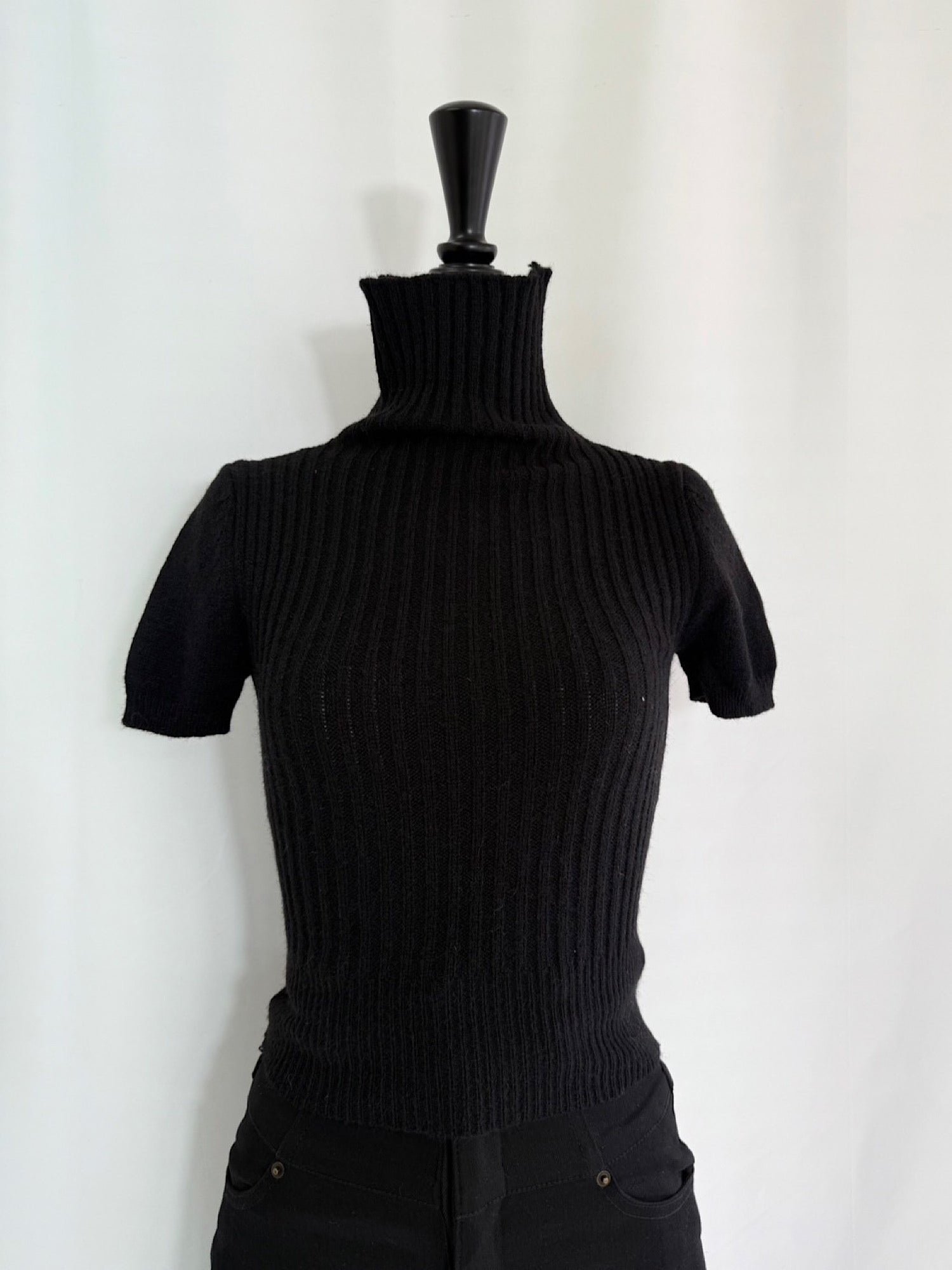 Accent logo turtleneck half knit