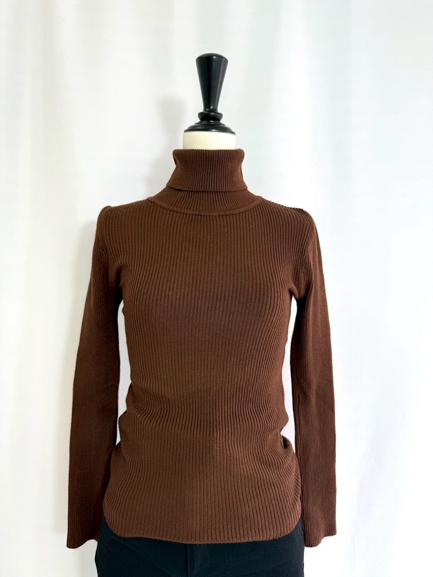 Logo charm turtleneck knit