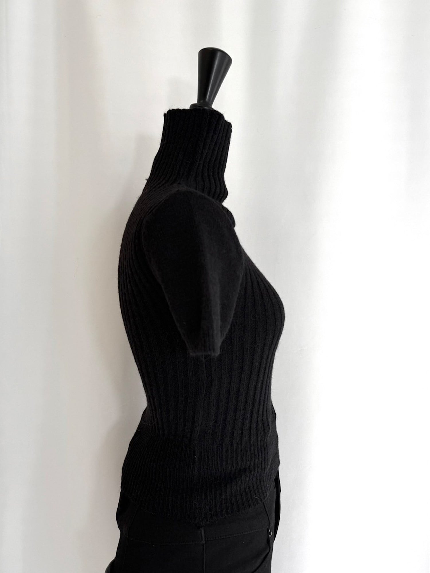 Accent logo turtleneck half knit