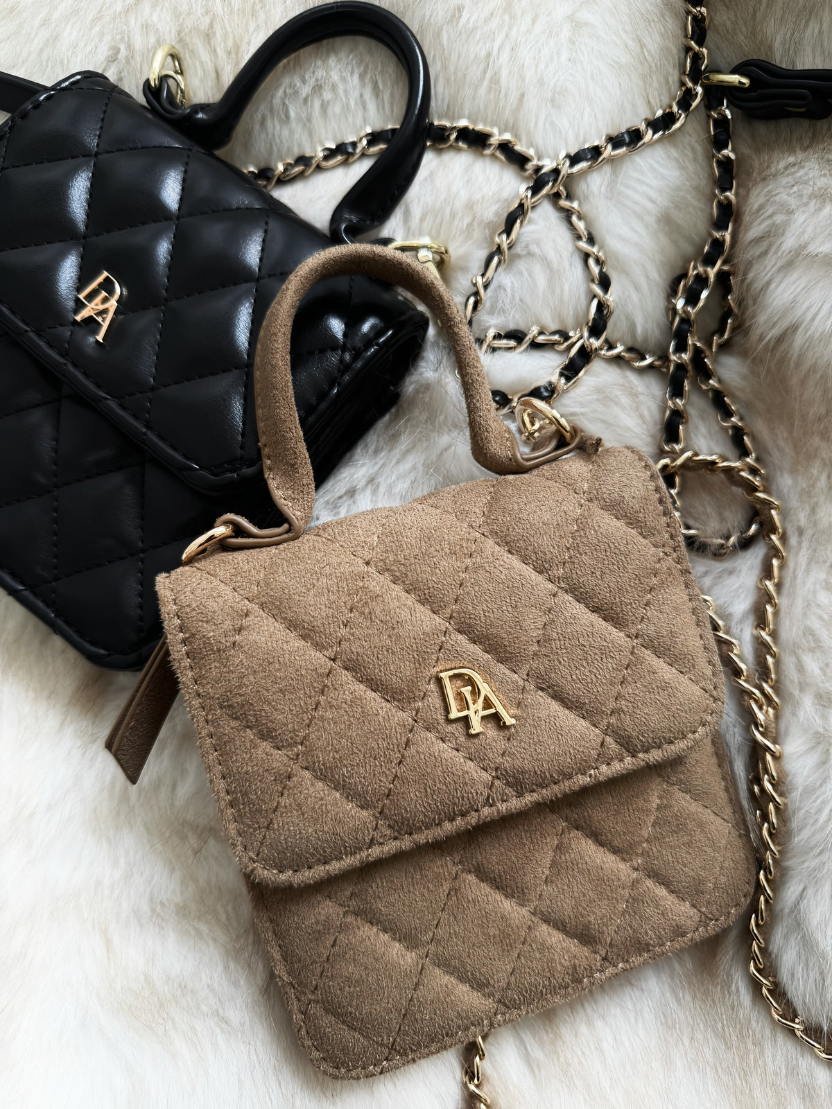 【予約】Quilted leather logo mini bag(11月上旬発送予定)