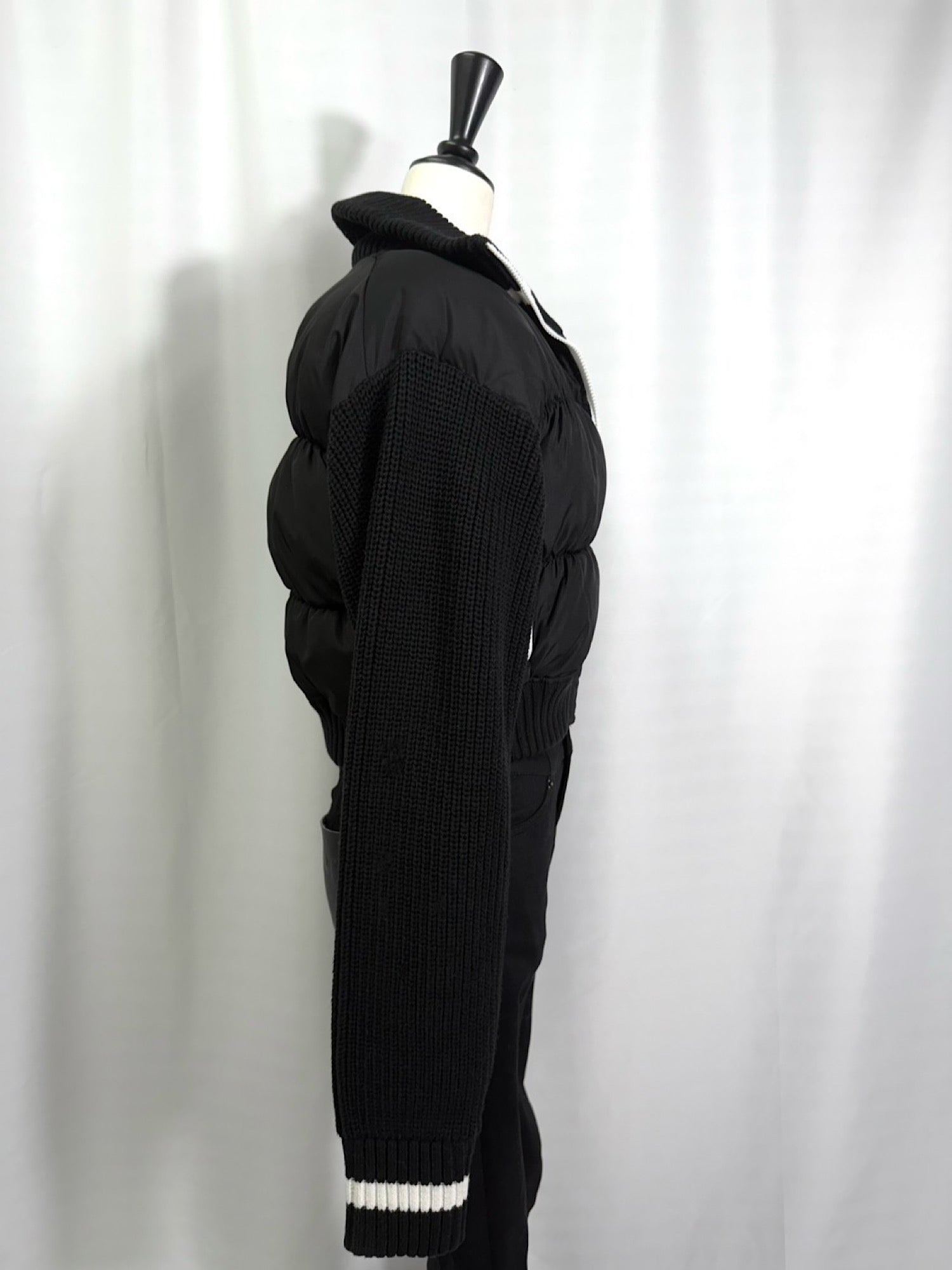 Accent color knit docking puffy blouson