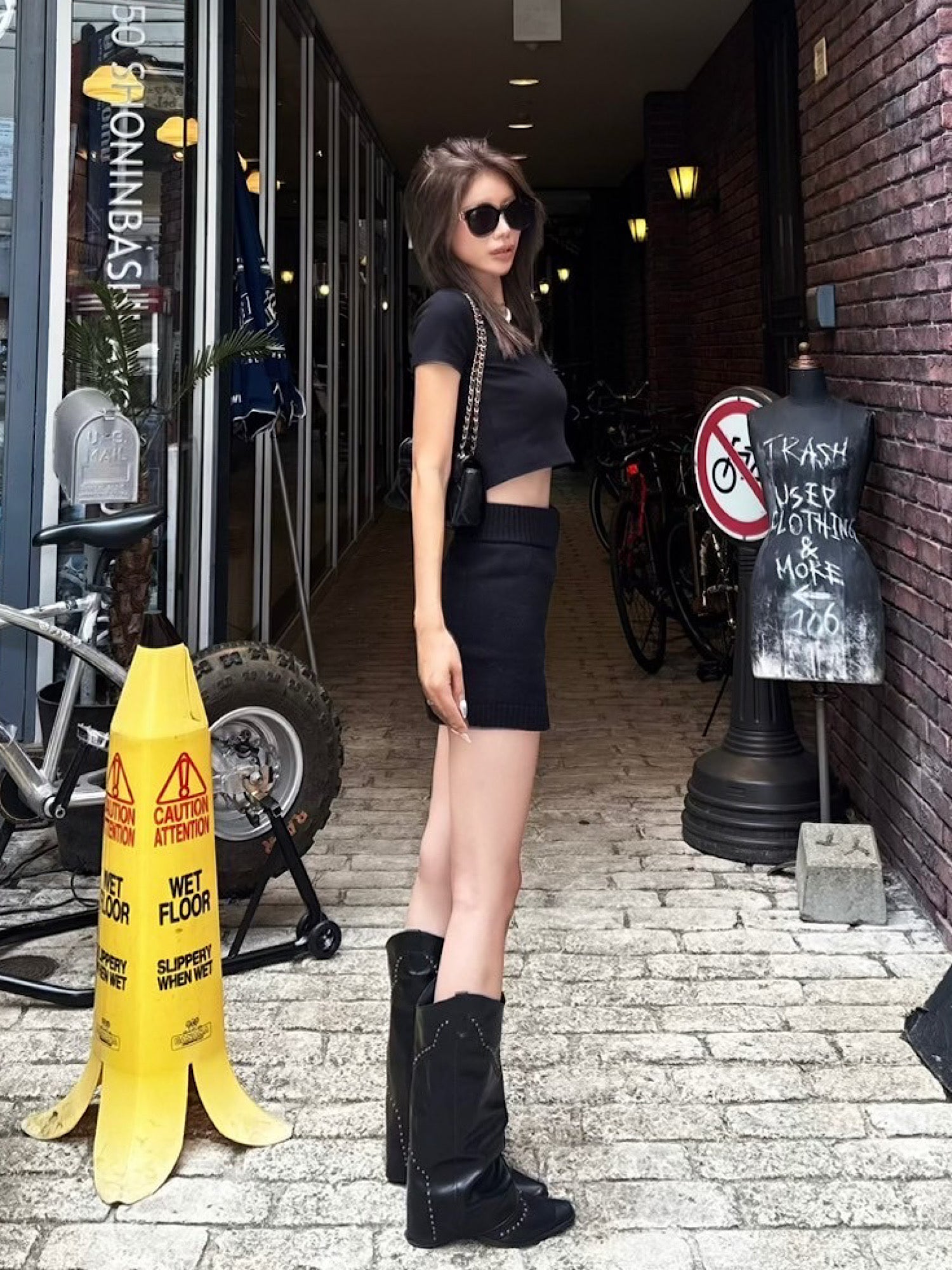 Emboss logo half sleeve knit