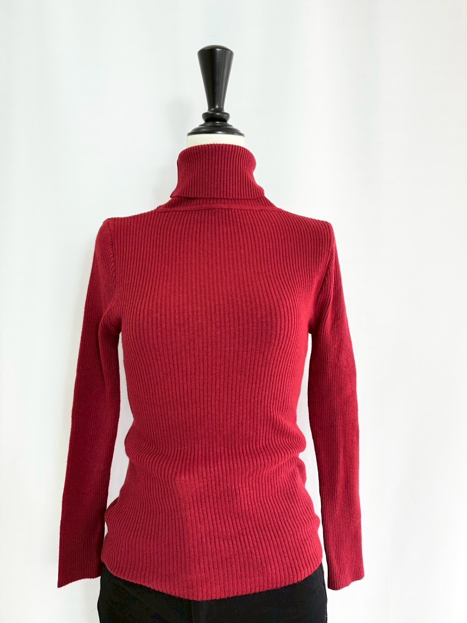 Logo charm turtleneck knit