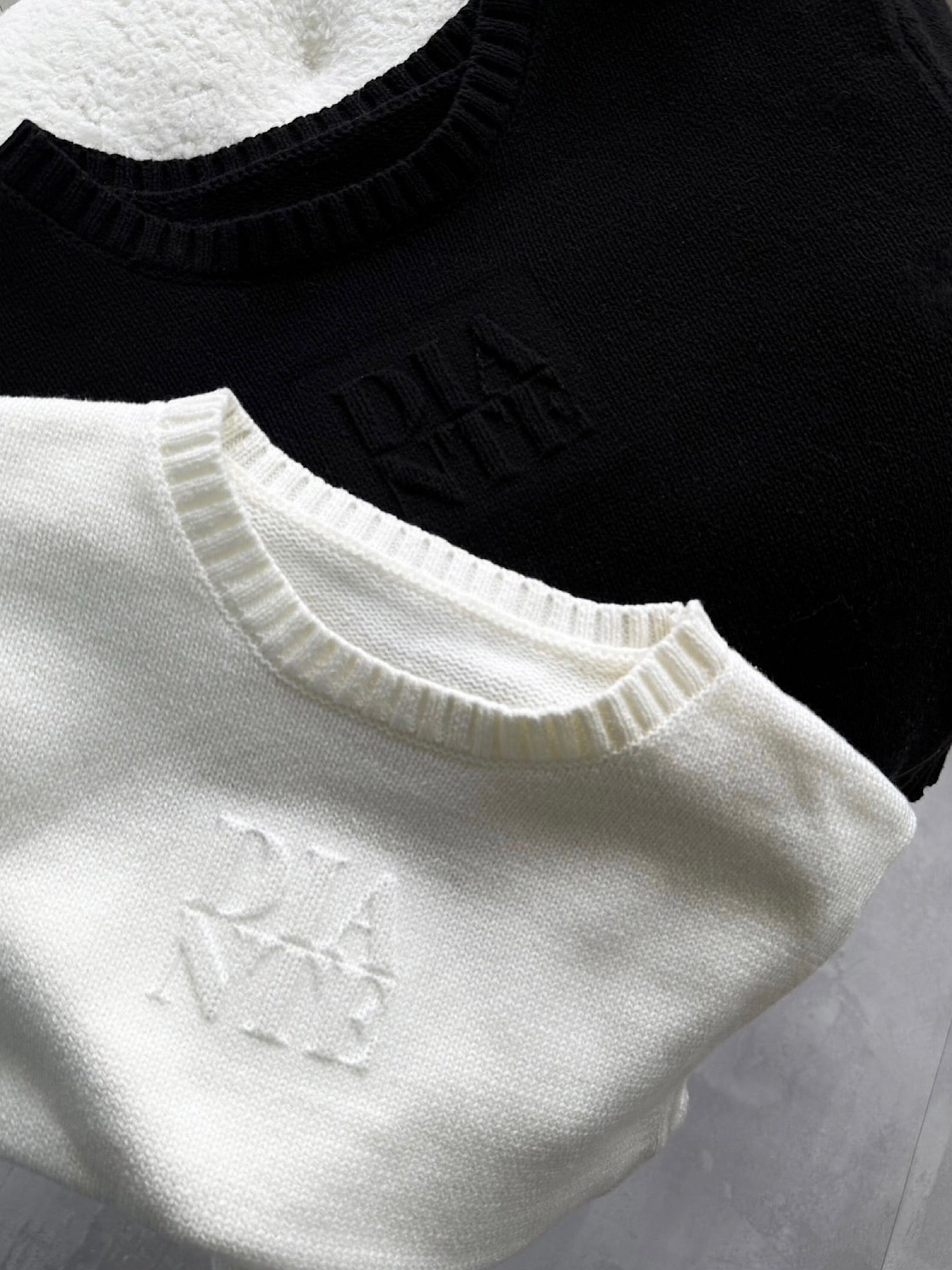 Emboss logo half sleeve knit