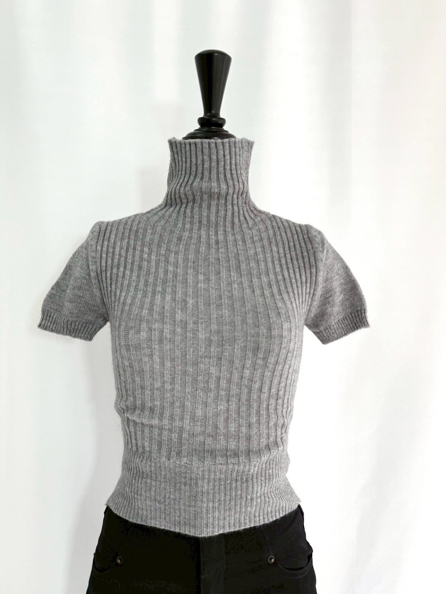 Accent logo turtleneck half knit