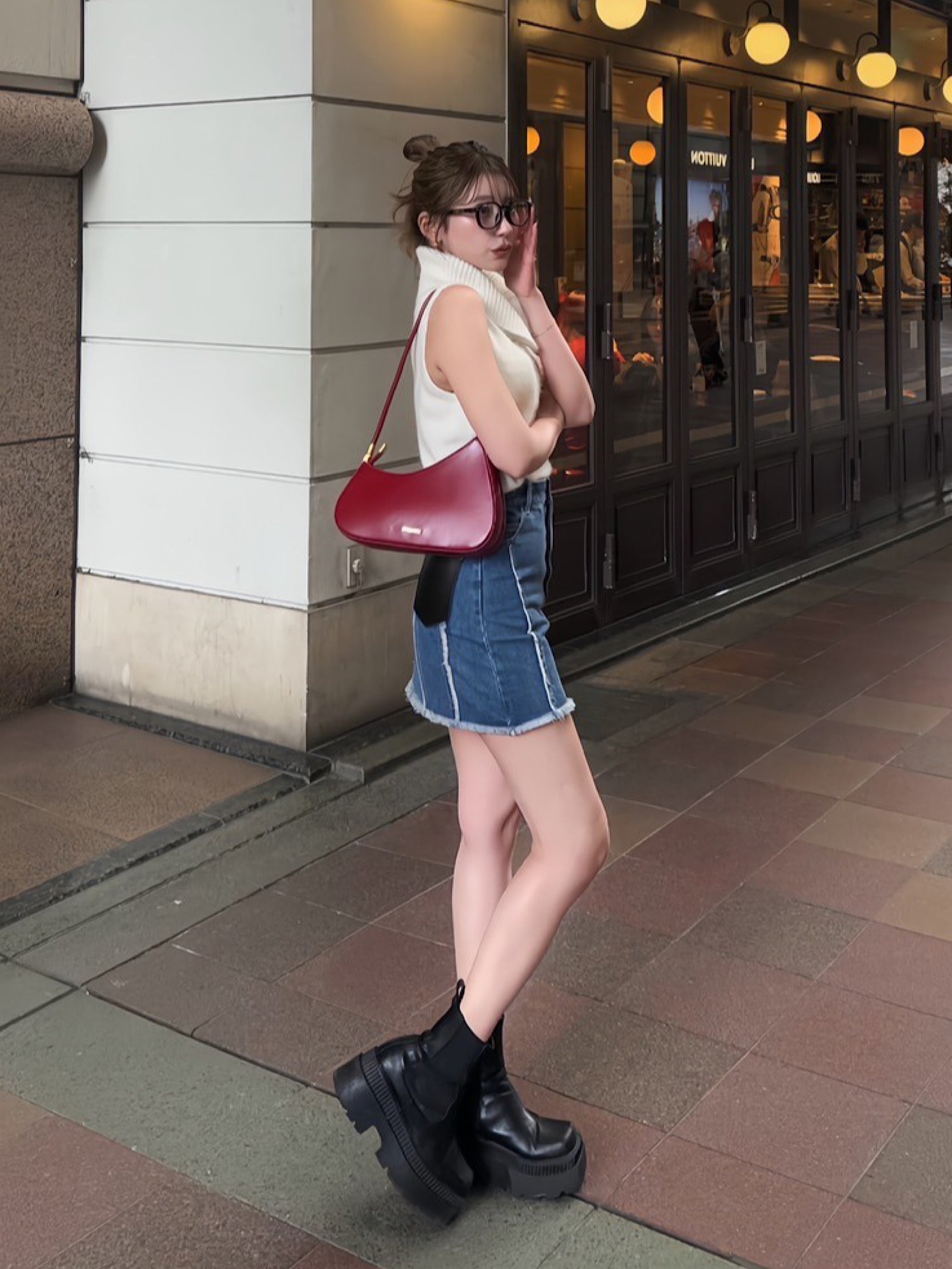Accent logo curve shoulder bag