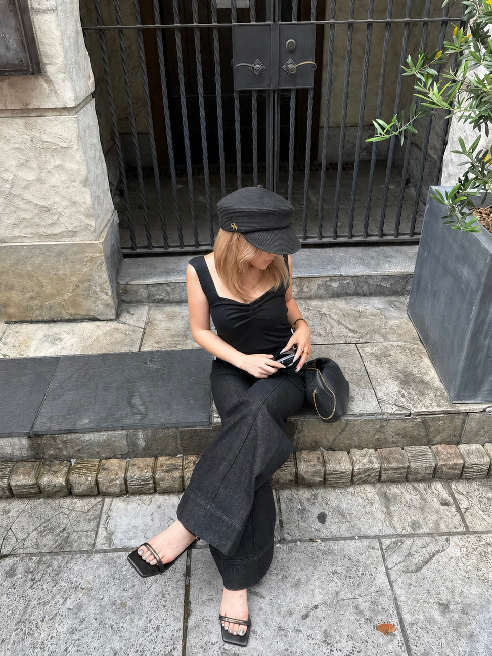 Square plate strap sandal