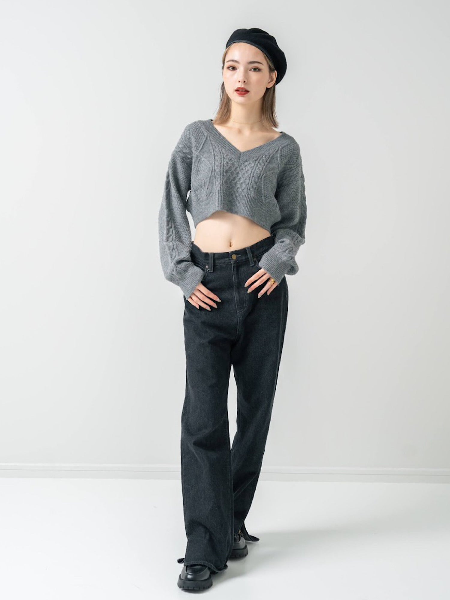 Bulky cable Vneck shrot knit