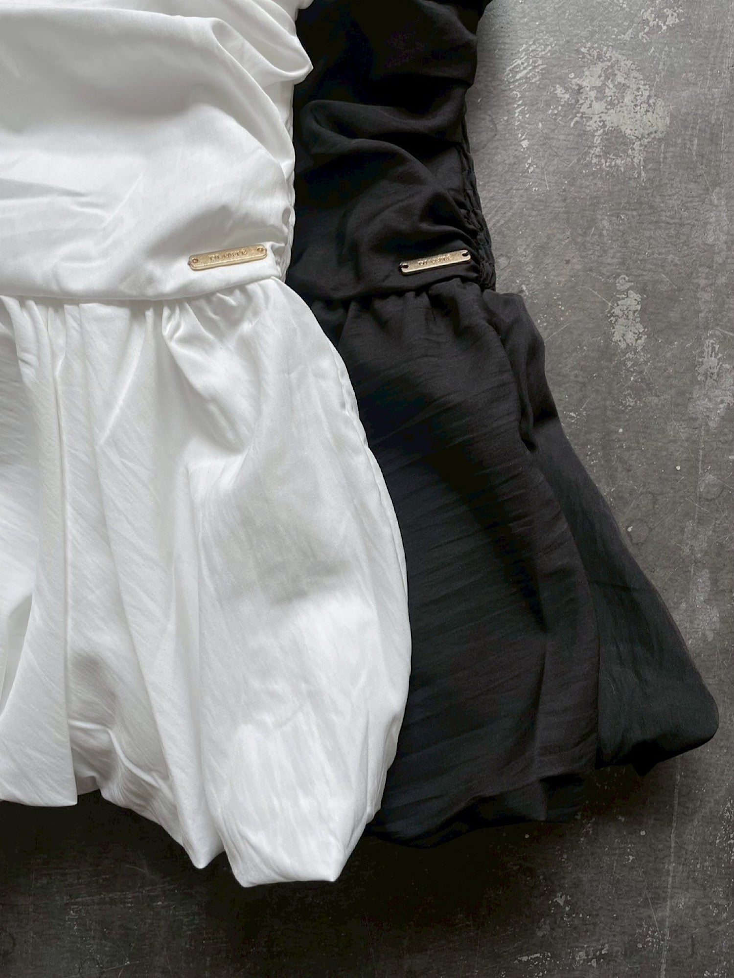 Initial plate peplum baretop