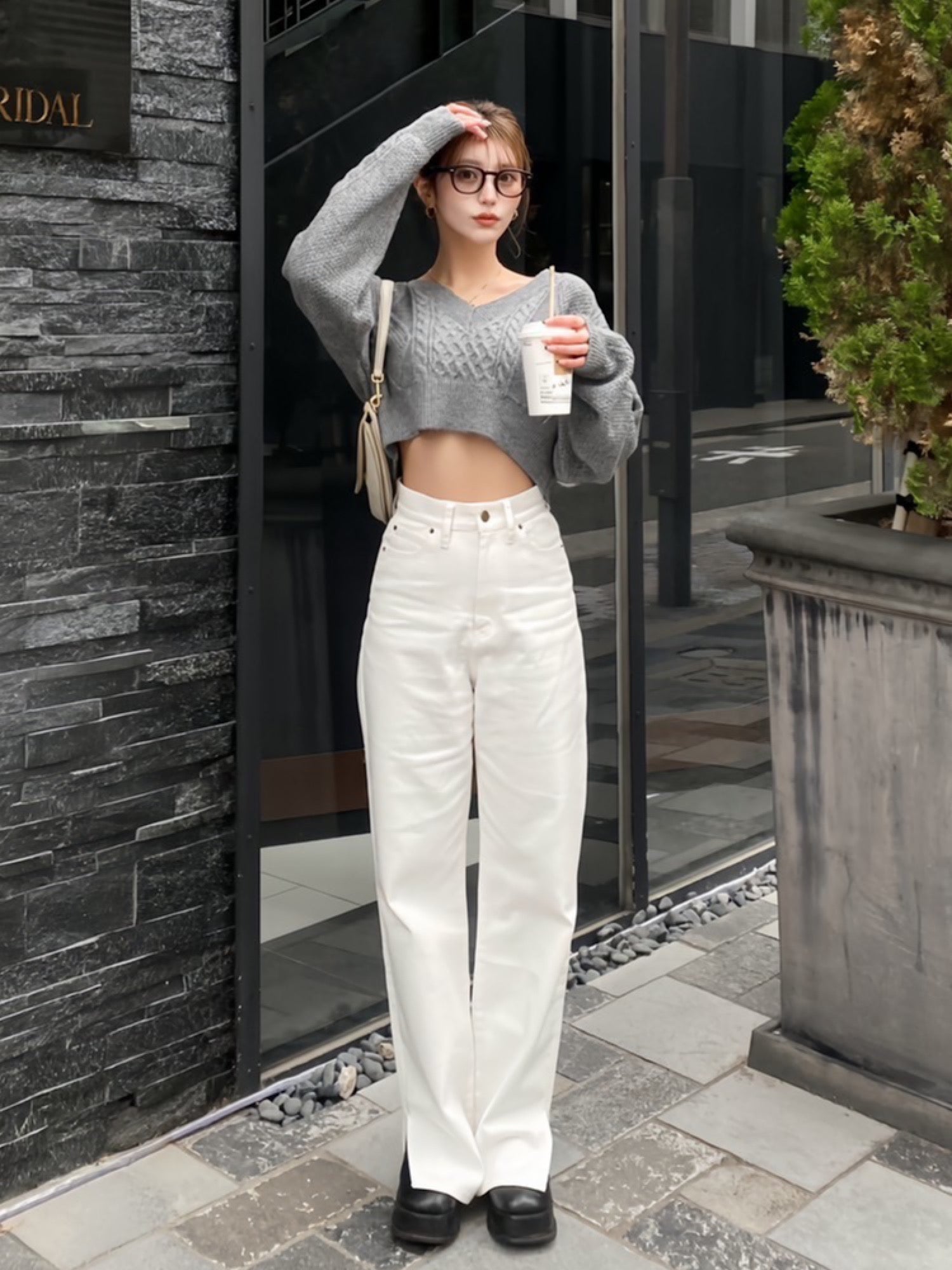 Bulky cable Vneck shrot knit