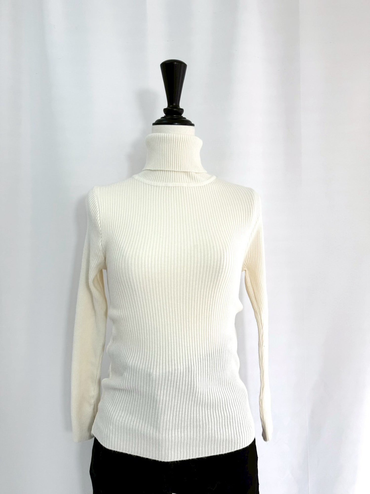 Logo charm turtleneck knit
