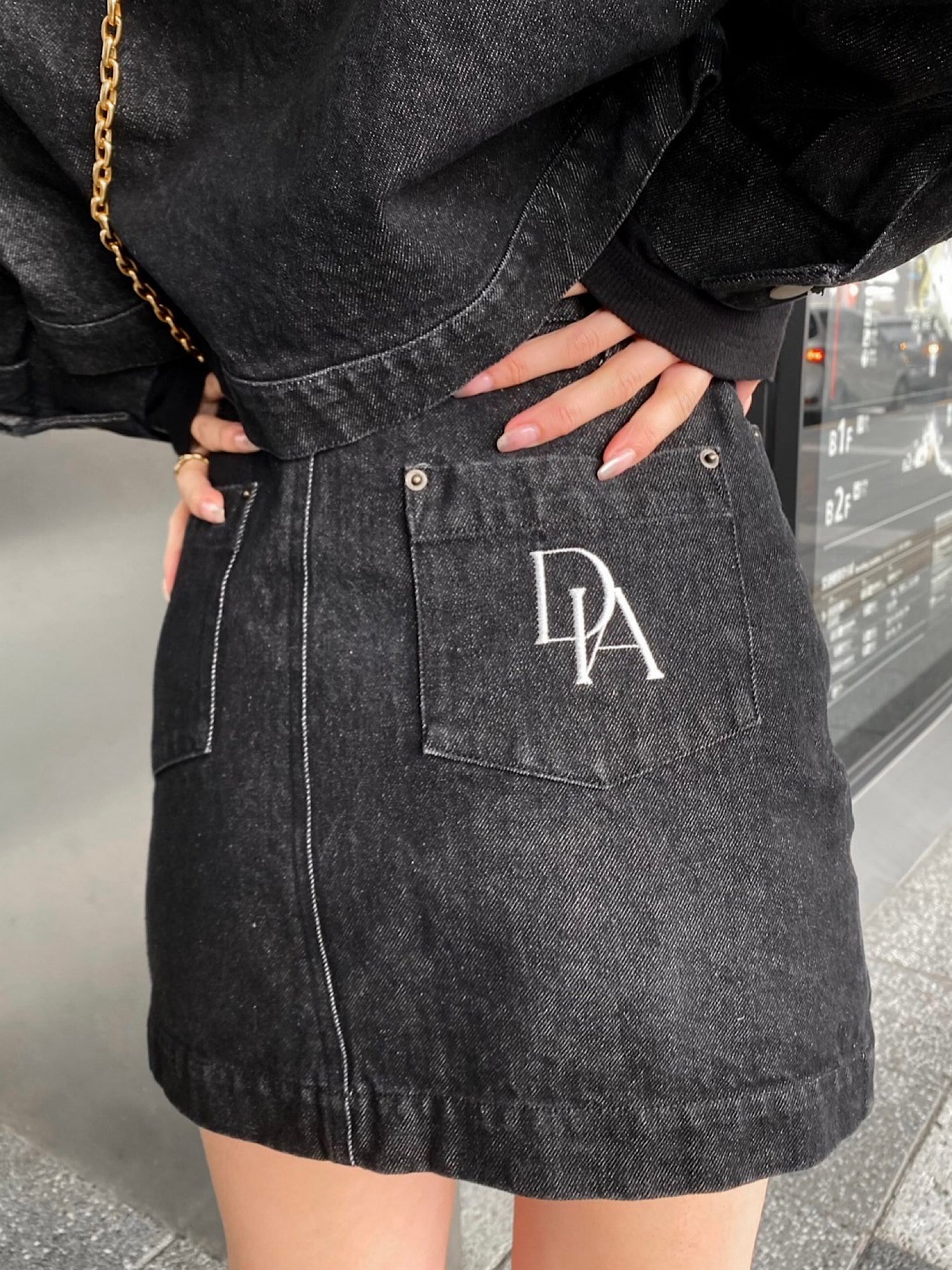 Back motif denim mini skirt