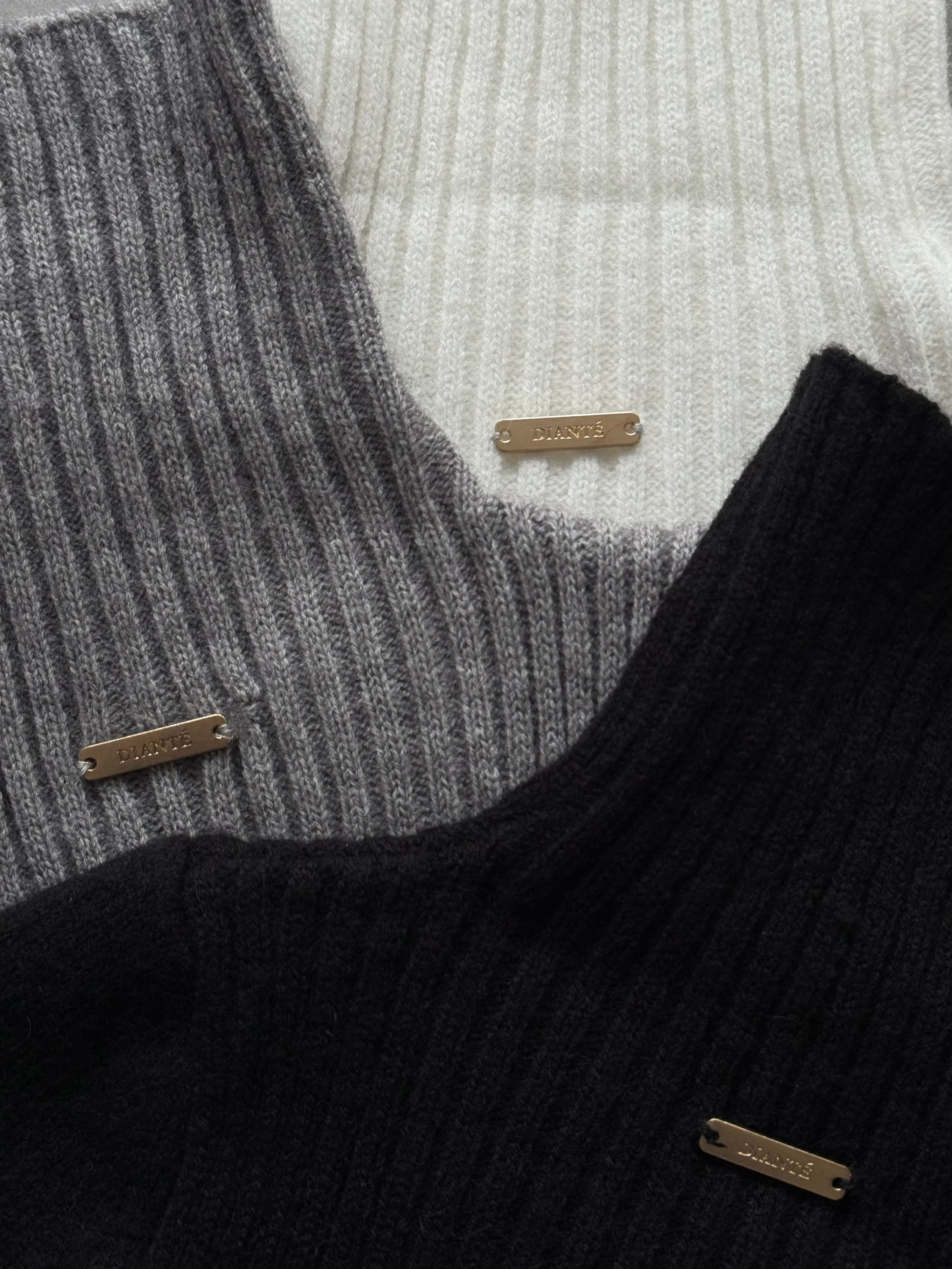 Accent logo turtleneck half knit