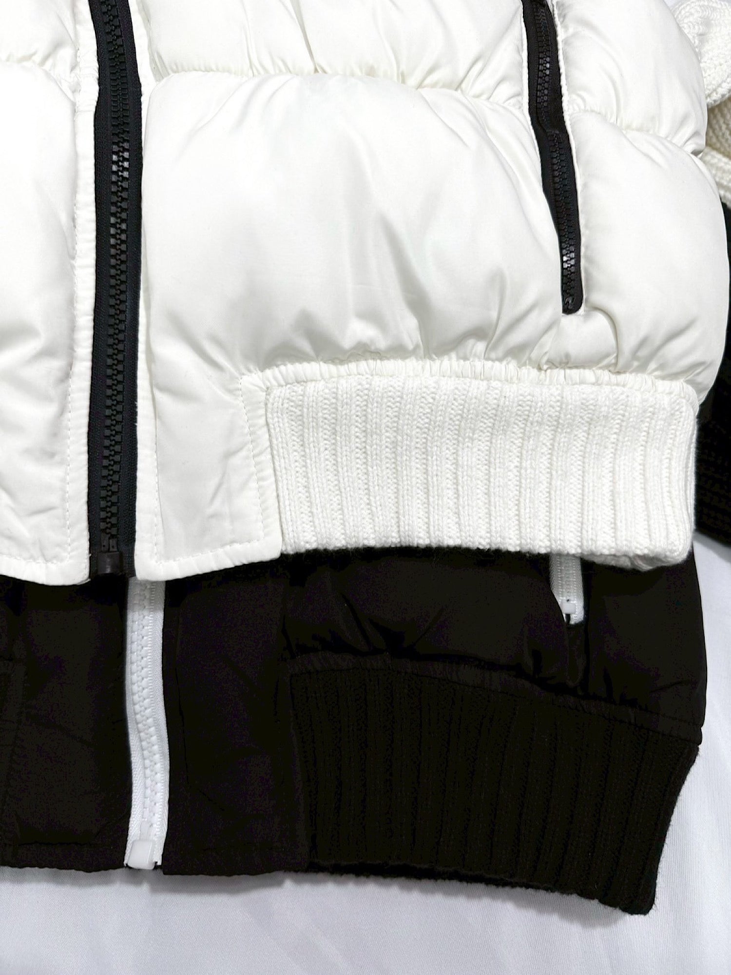 Accent color knit docking puffy blouson