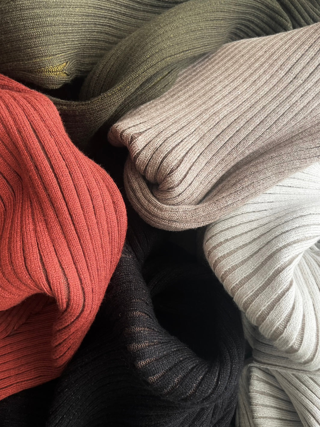 Multi color stand neck rib knit