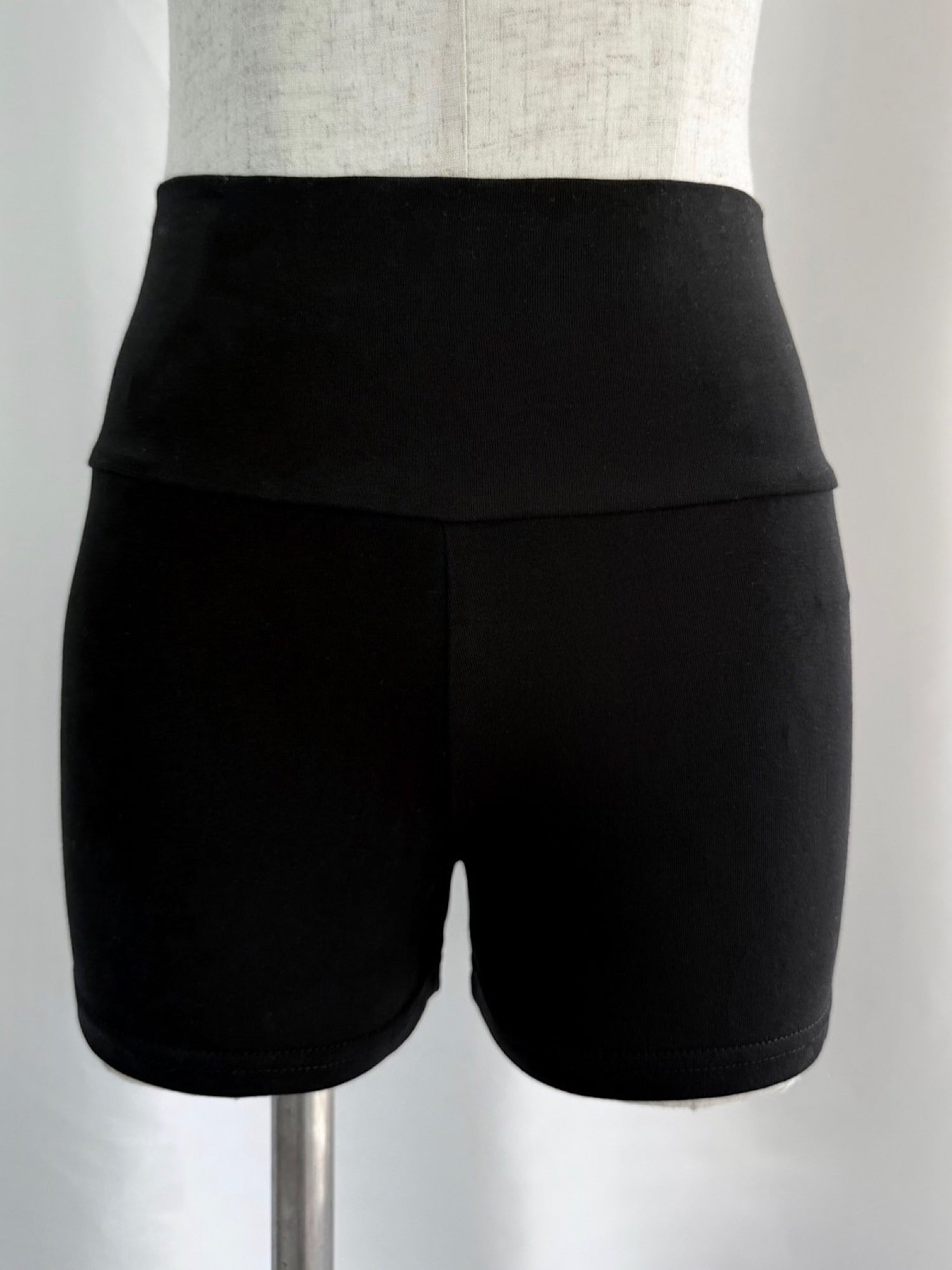 Minimal compact shorts