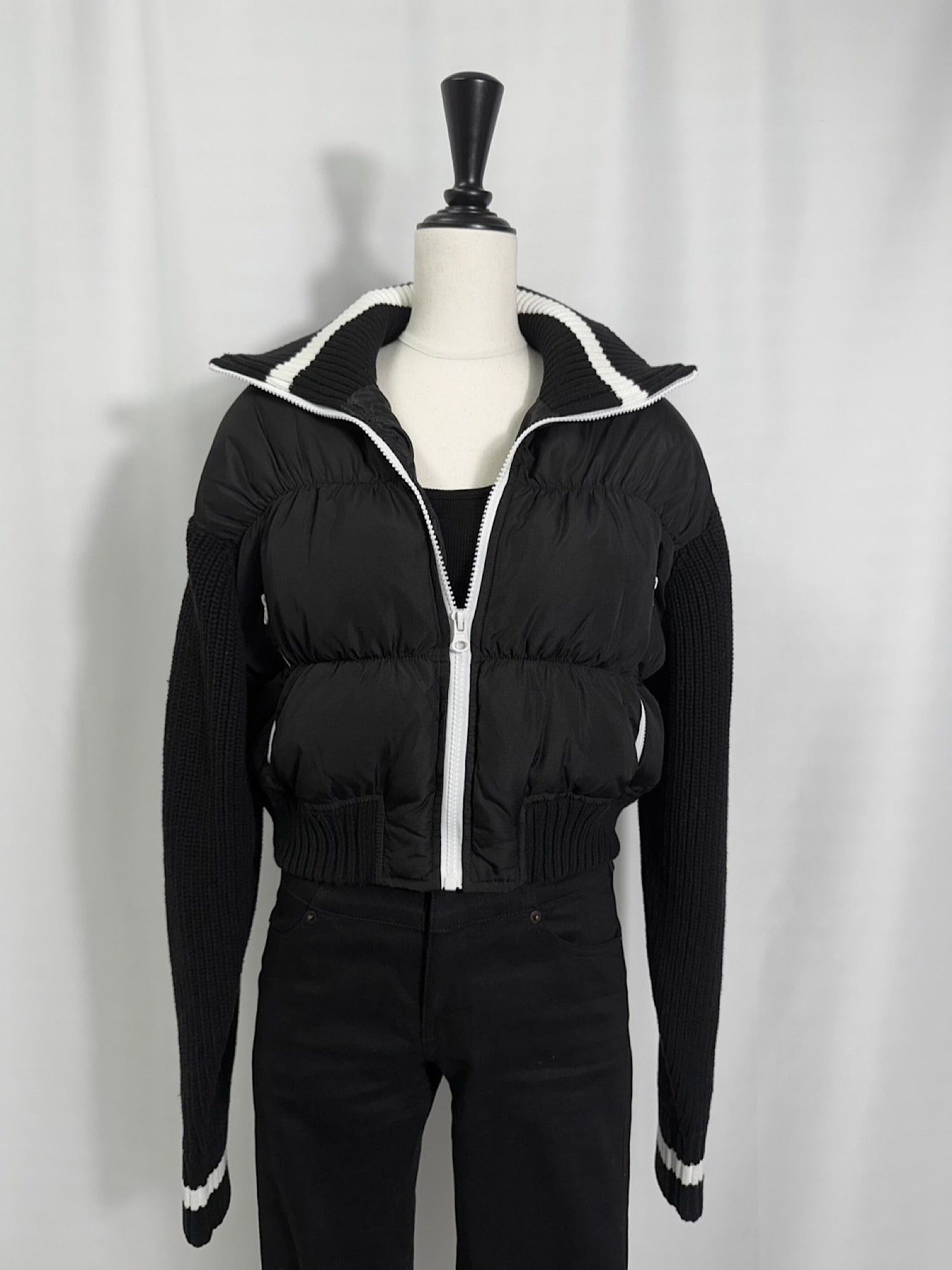 Accent color knit docking puffy blouson