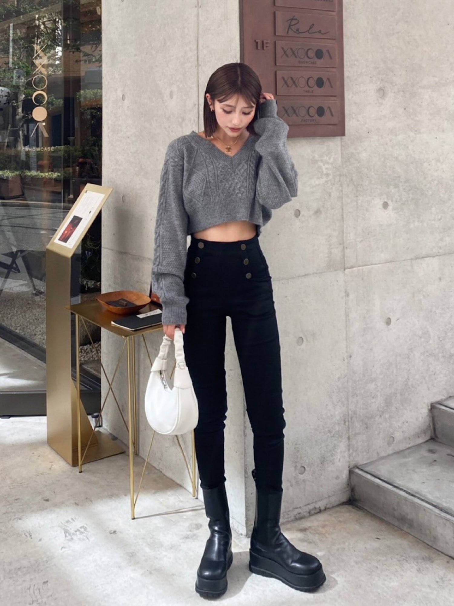 Bulky cable Vneck shrot knit