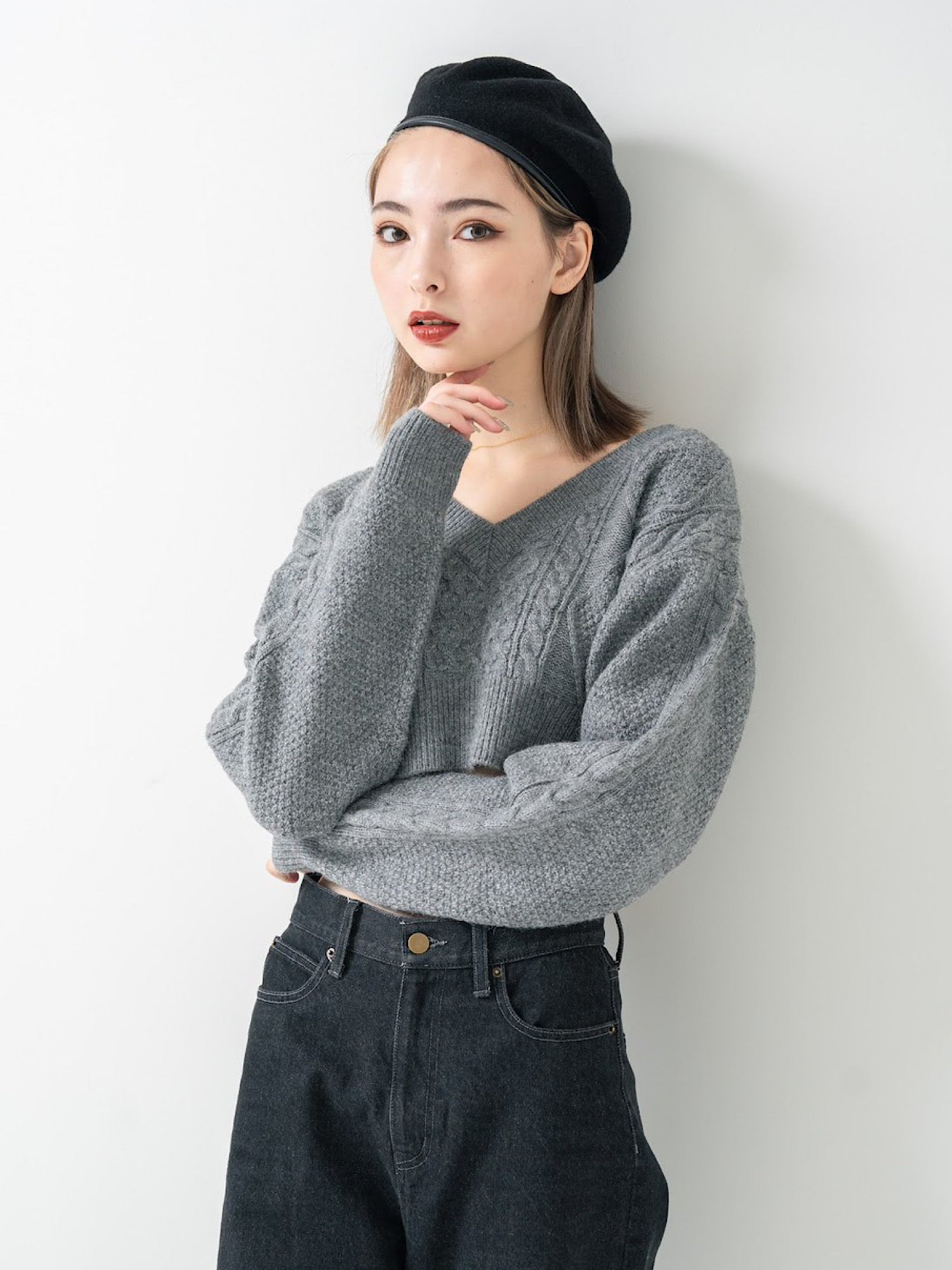 Bulky cable Vneck shrot knit