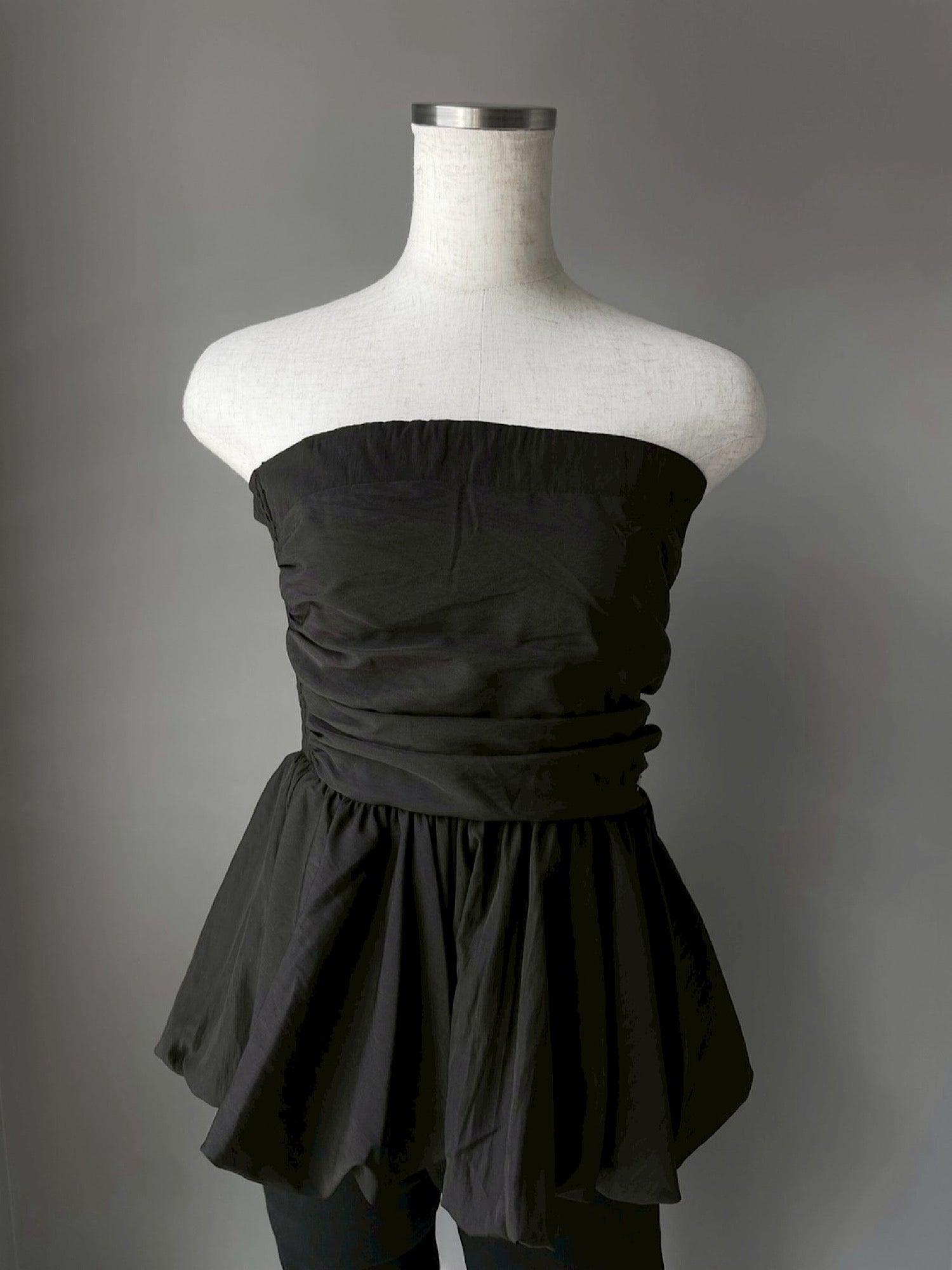 Initial plate peplum baretop