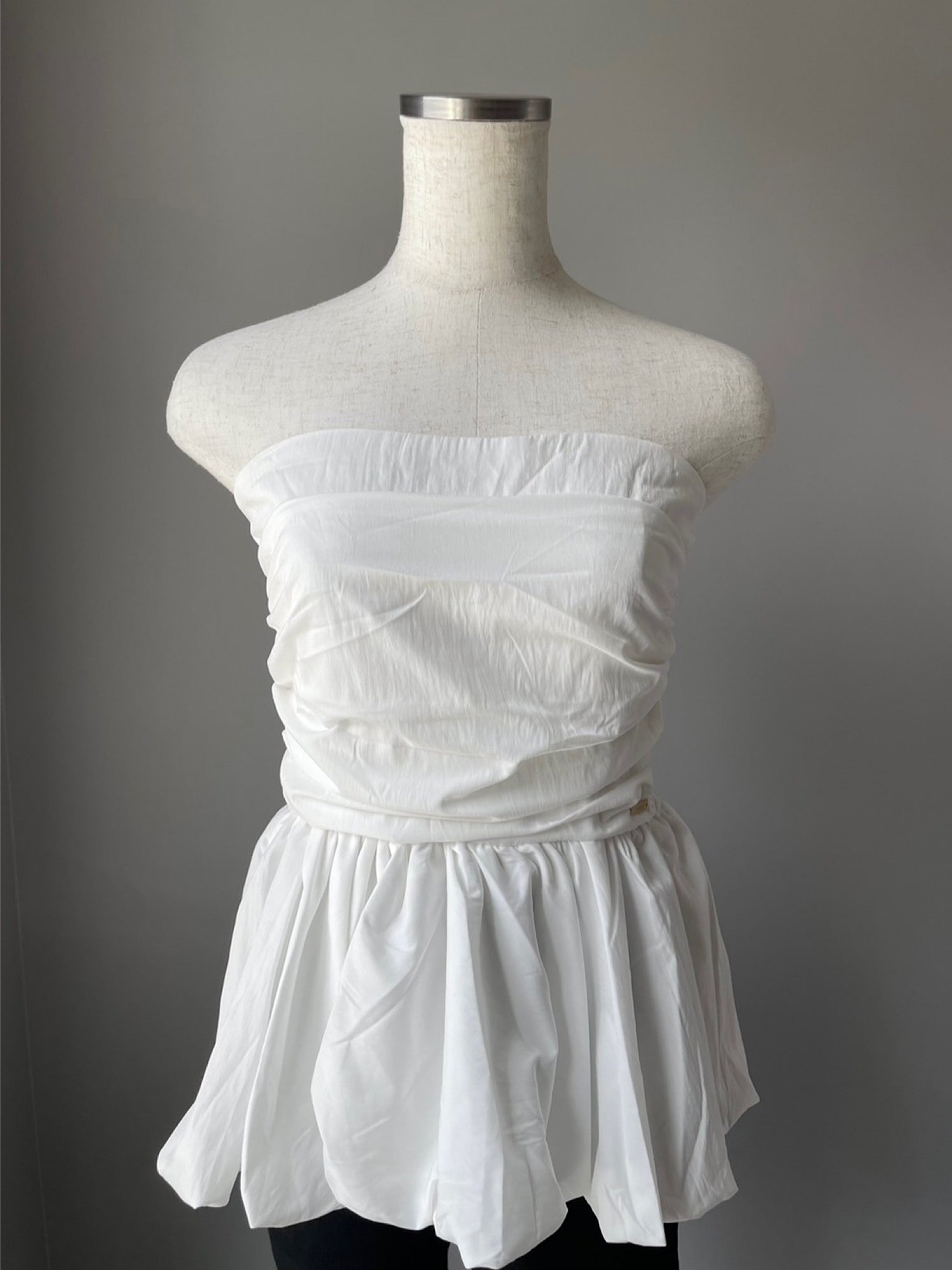 Initial plate peplum baretop