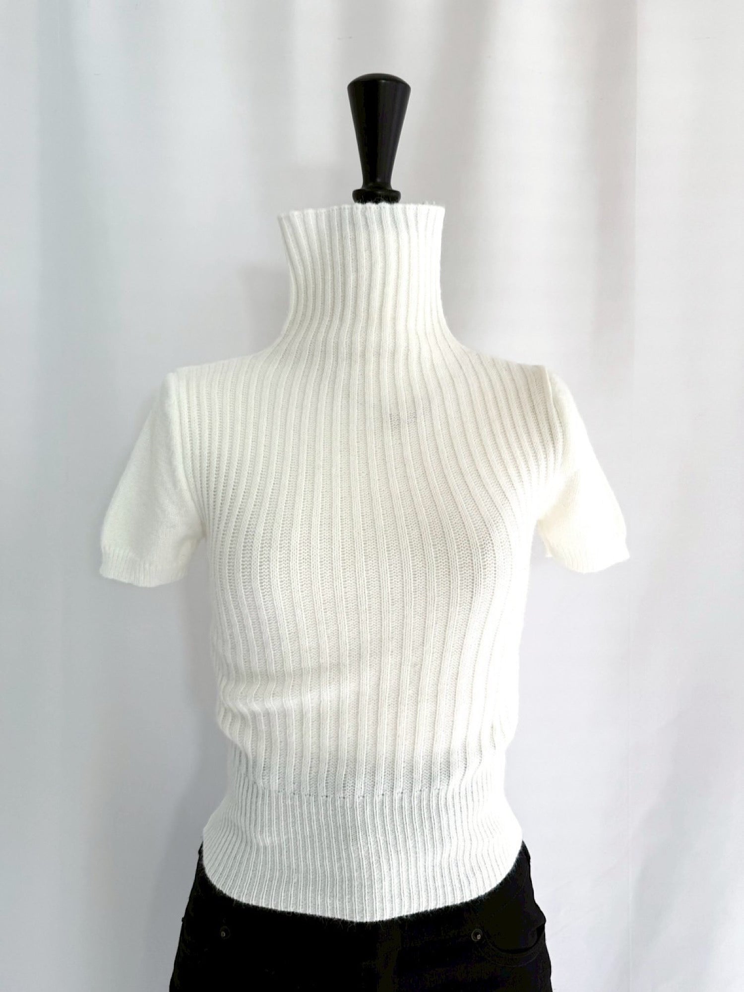 Accent logo turtleneck half knit