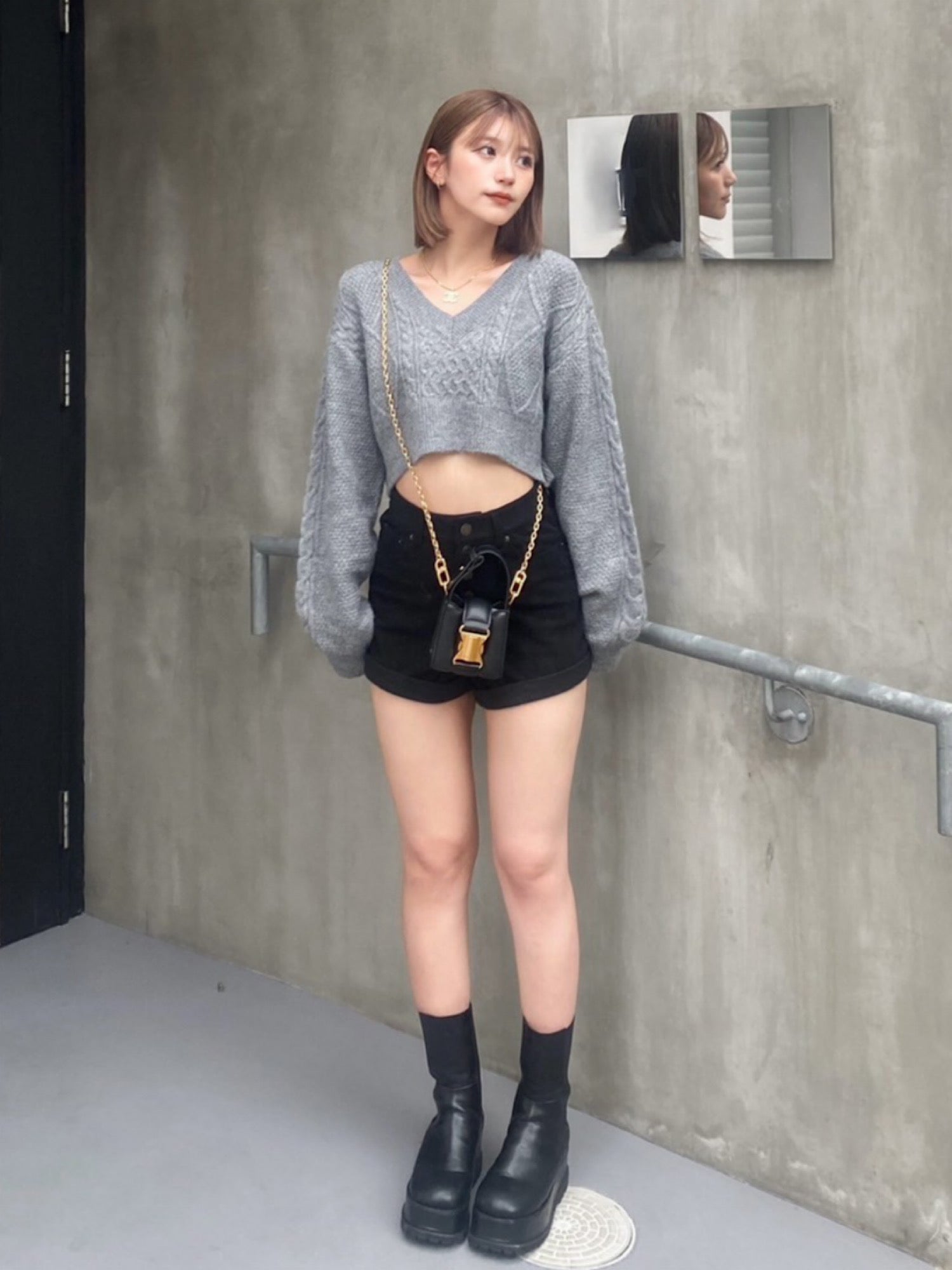 Bulky cable Vneck shrot knit