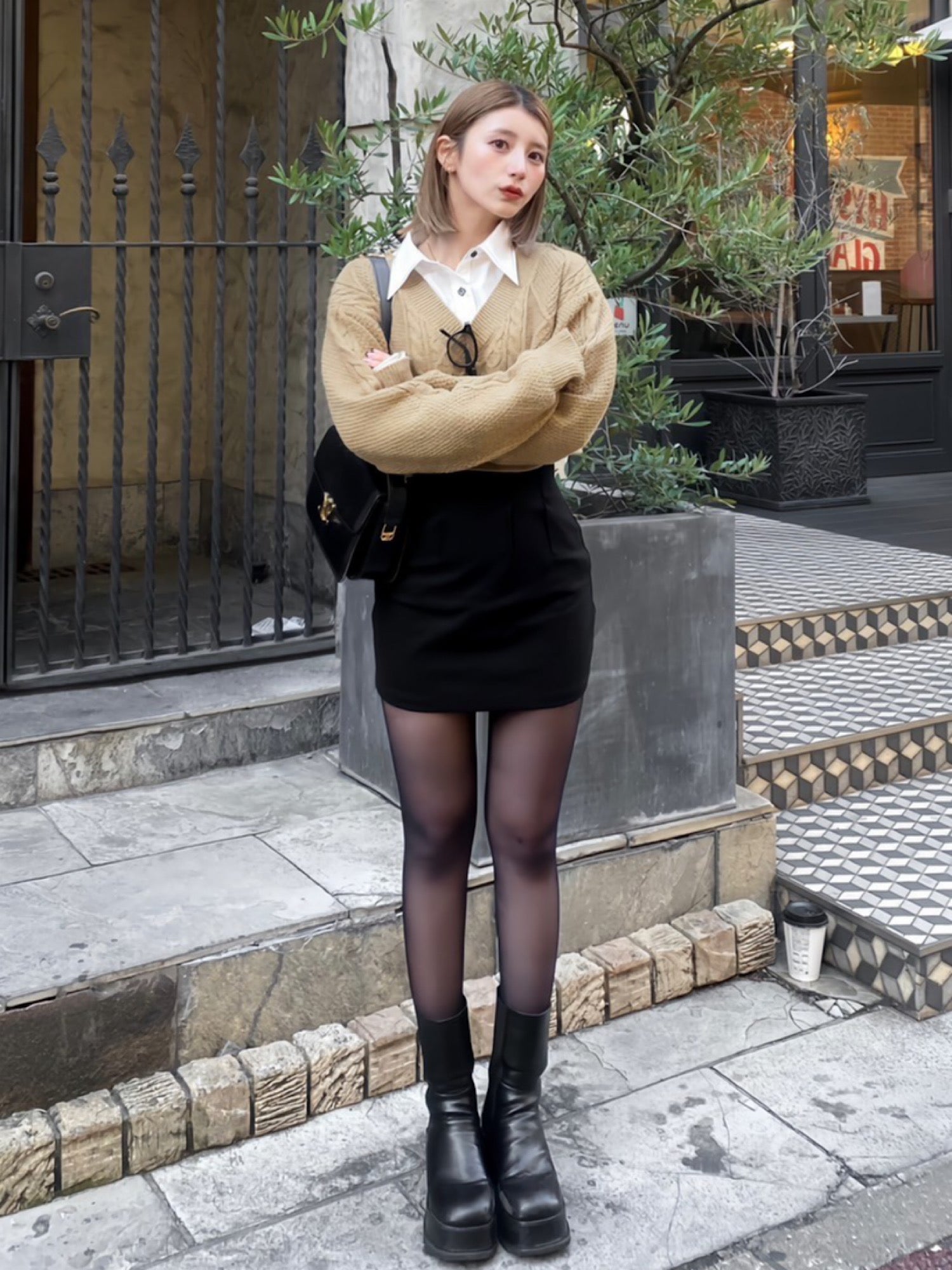 Bulky cable Vneck shrot knit