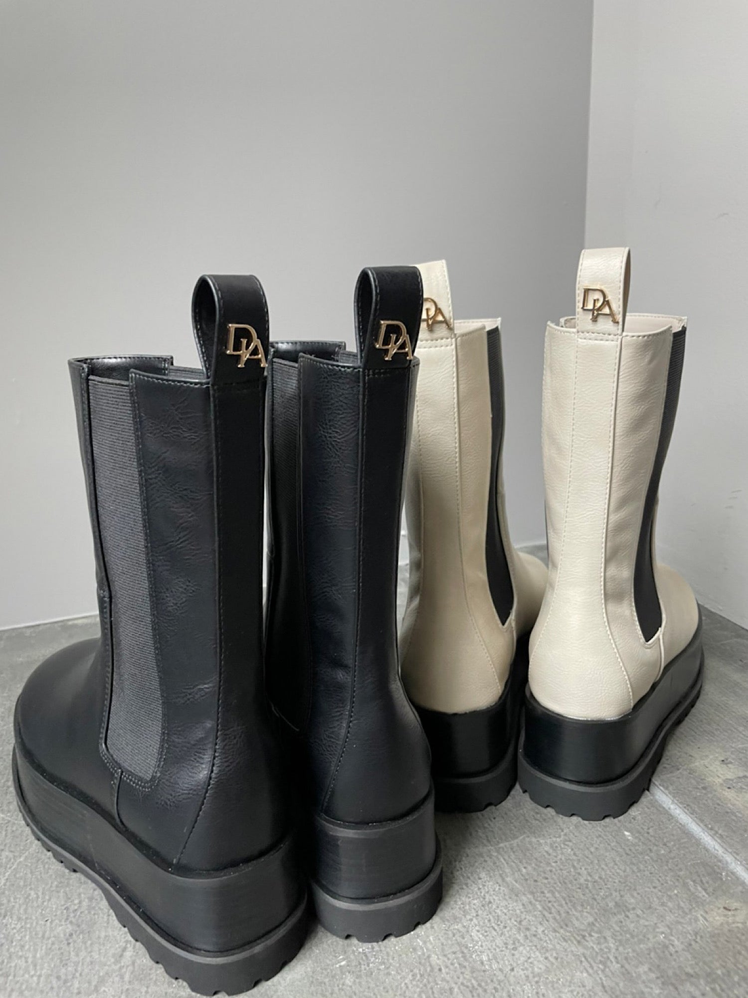Accent logo side gore boots