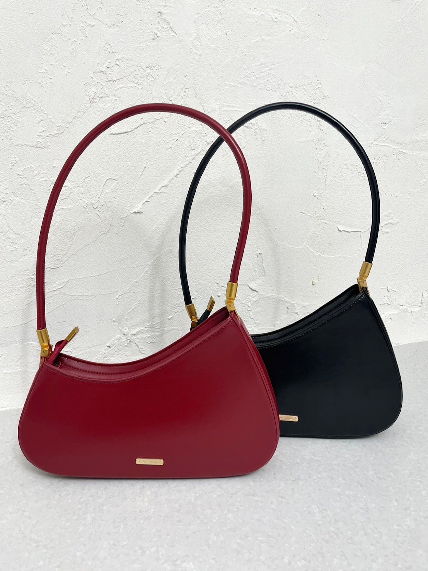 Accent logo curve shoulder bag