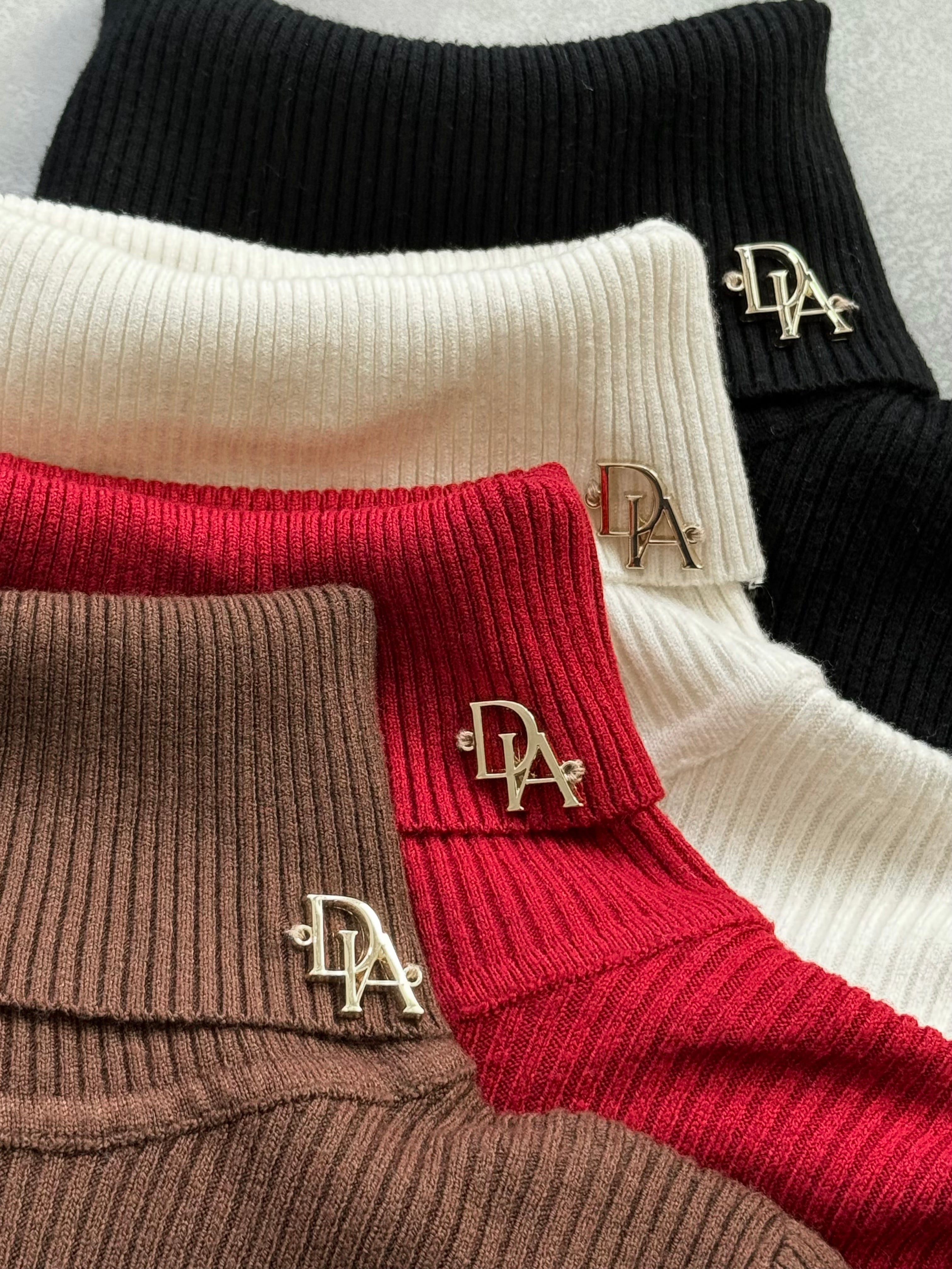 Logo charm turtleneck knit