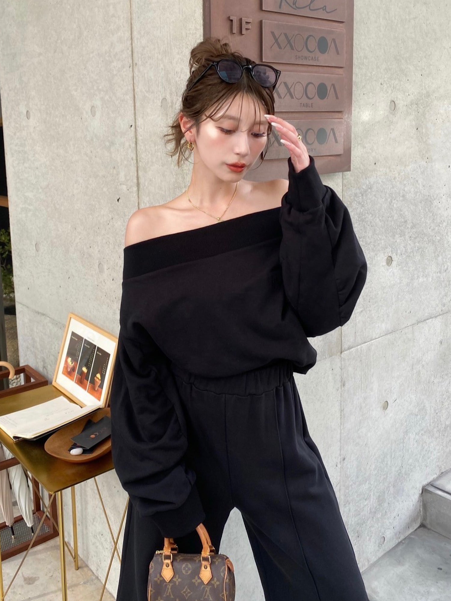 【予約】Logo off-shoulder sweat tops(11月上旬～中旬発送予定)