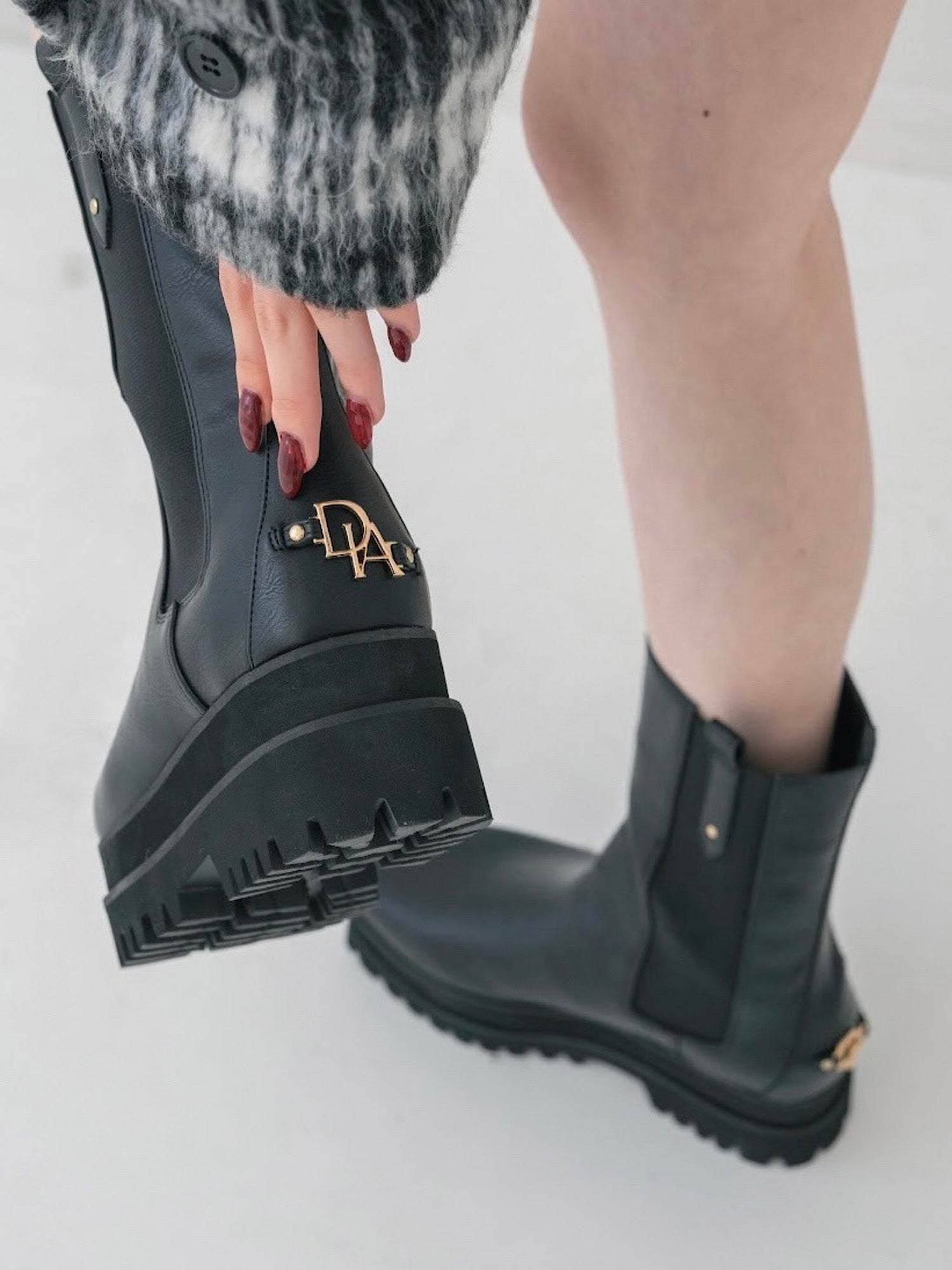 Square toe logo short boots