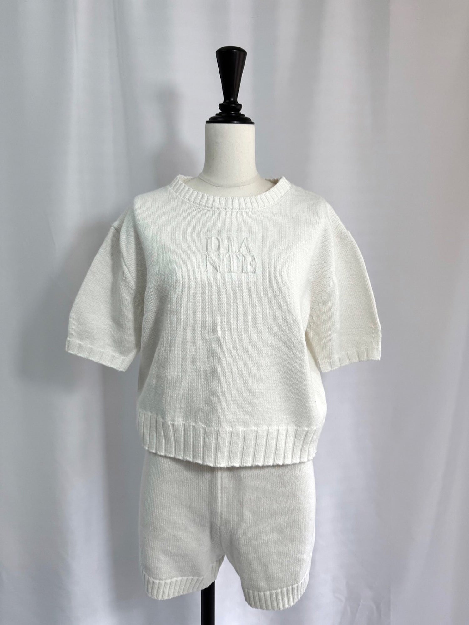 Emboss logo half sleeve knit