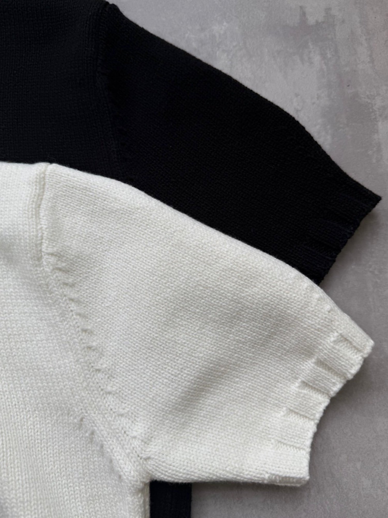 Emboss logo half sleeve knit