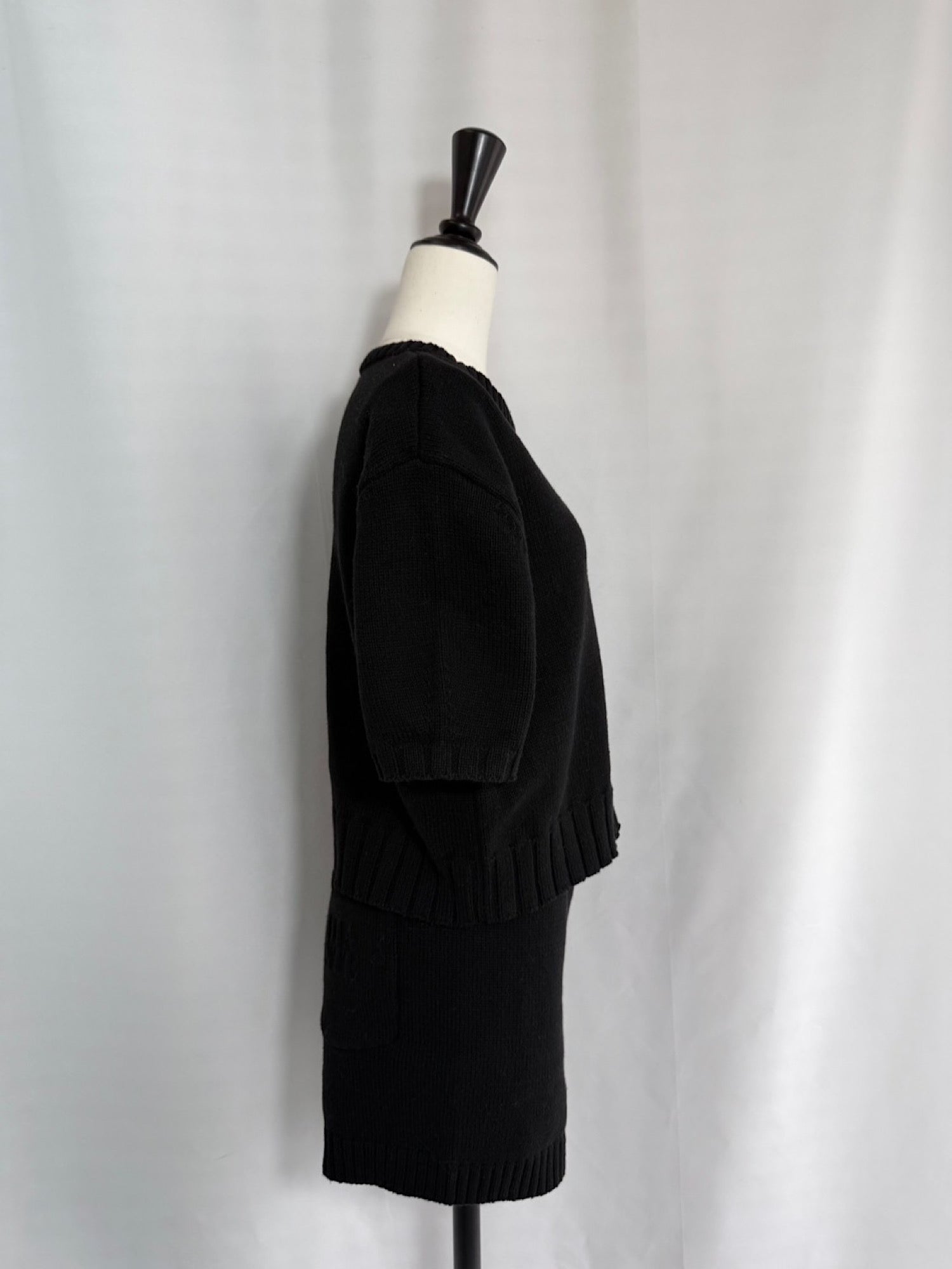 Emboss logo half sleeve knit