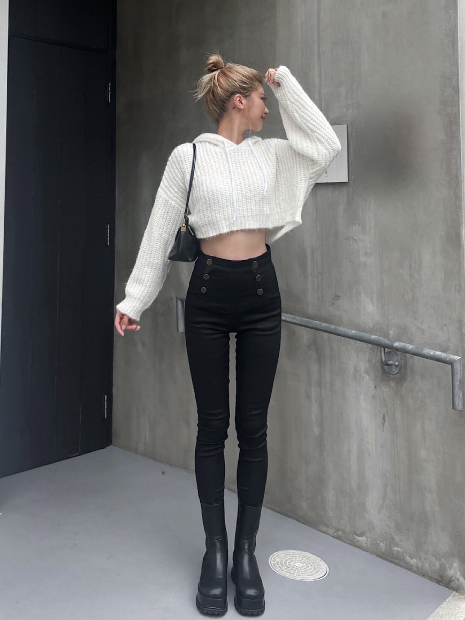 Middle-gauge knit hoodie