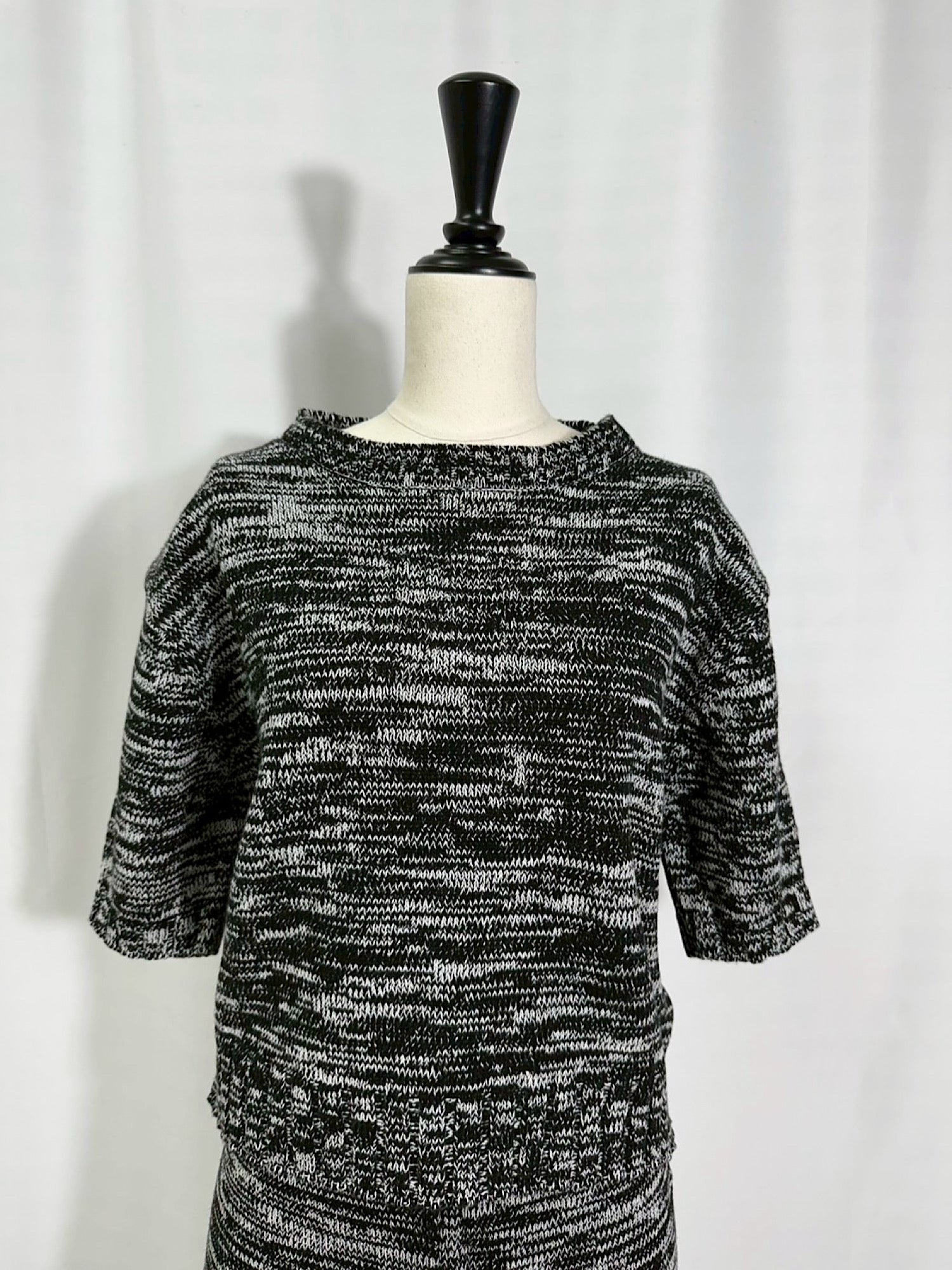 Emboss logo half sleeve knit
