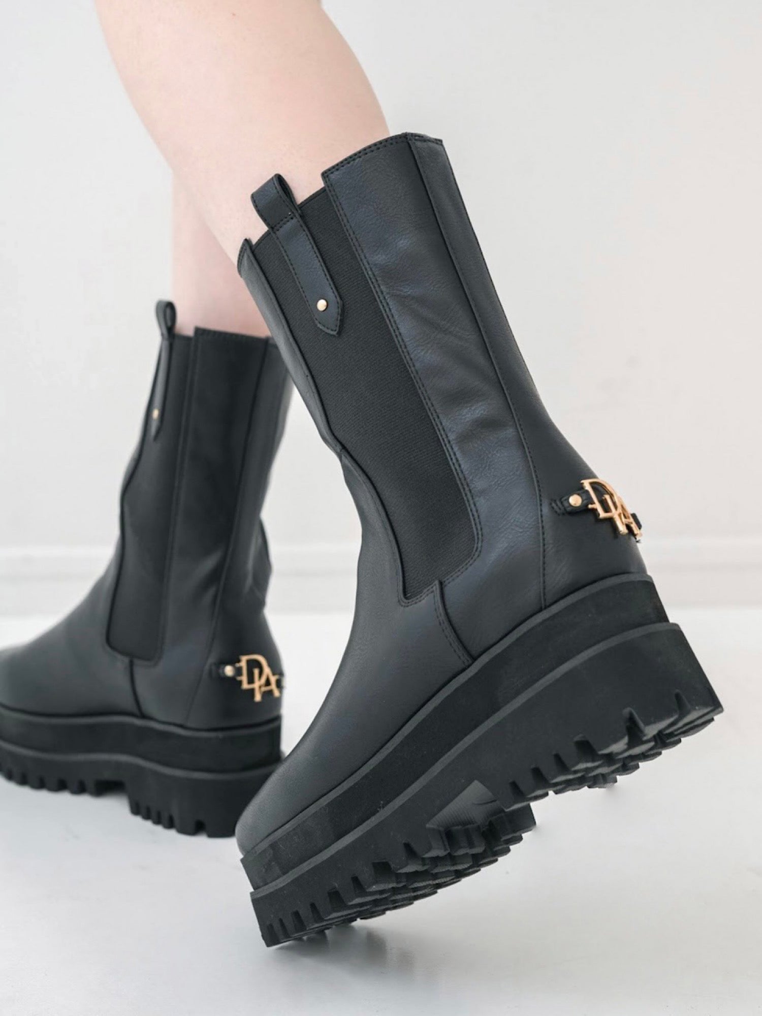 Square toe logo short boots